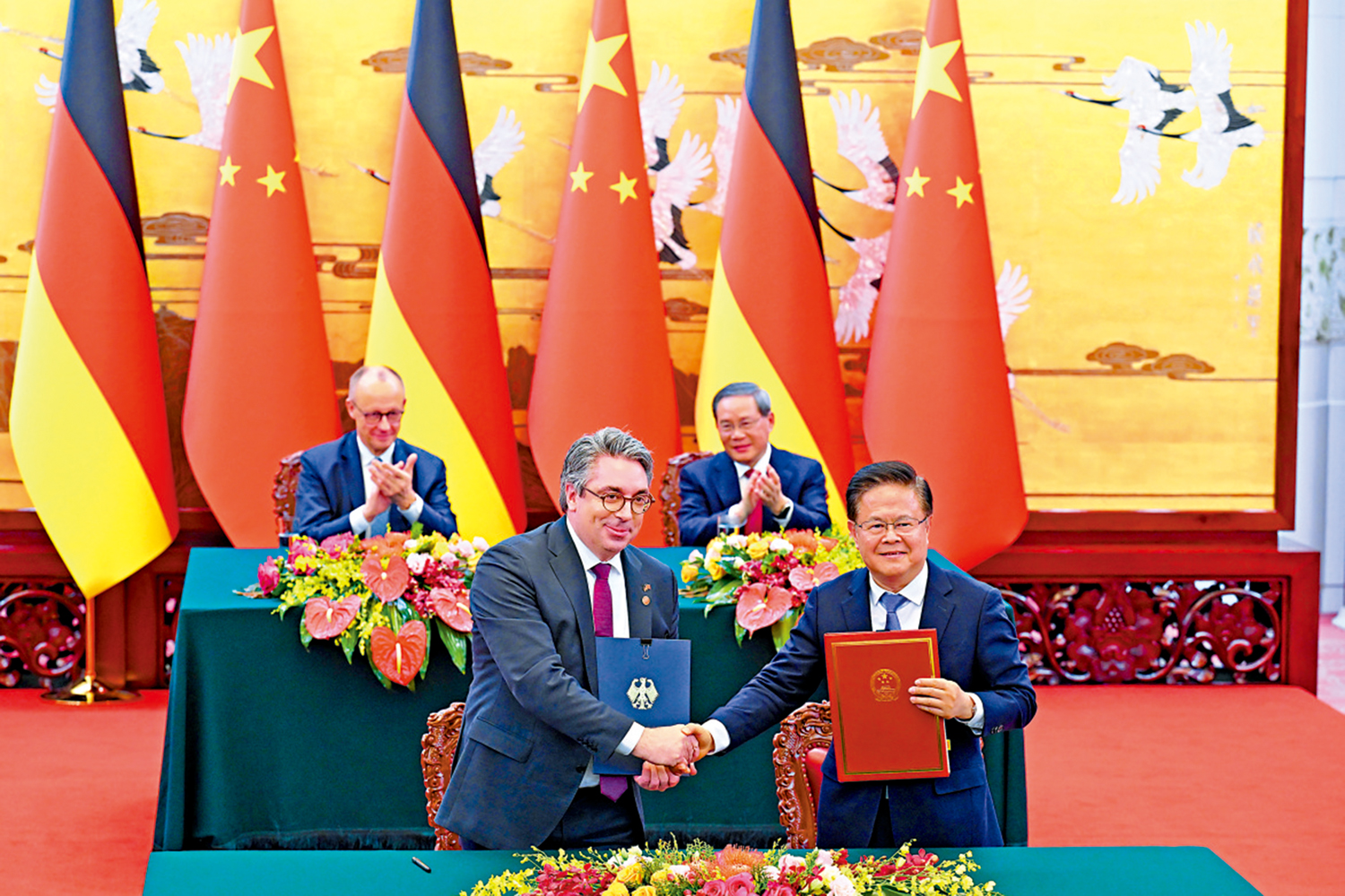 　　圖：2月25日，國務院總理李強在北京人民大會堂同來華進行正式訪問的德國總理默茨舉行會談。會談後，兩國總理共同見證簽署綠色轉型、海關、體育、媒體等領域合作文件。\中新社