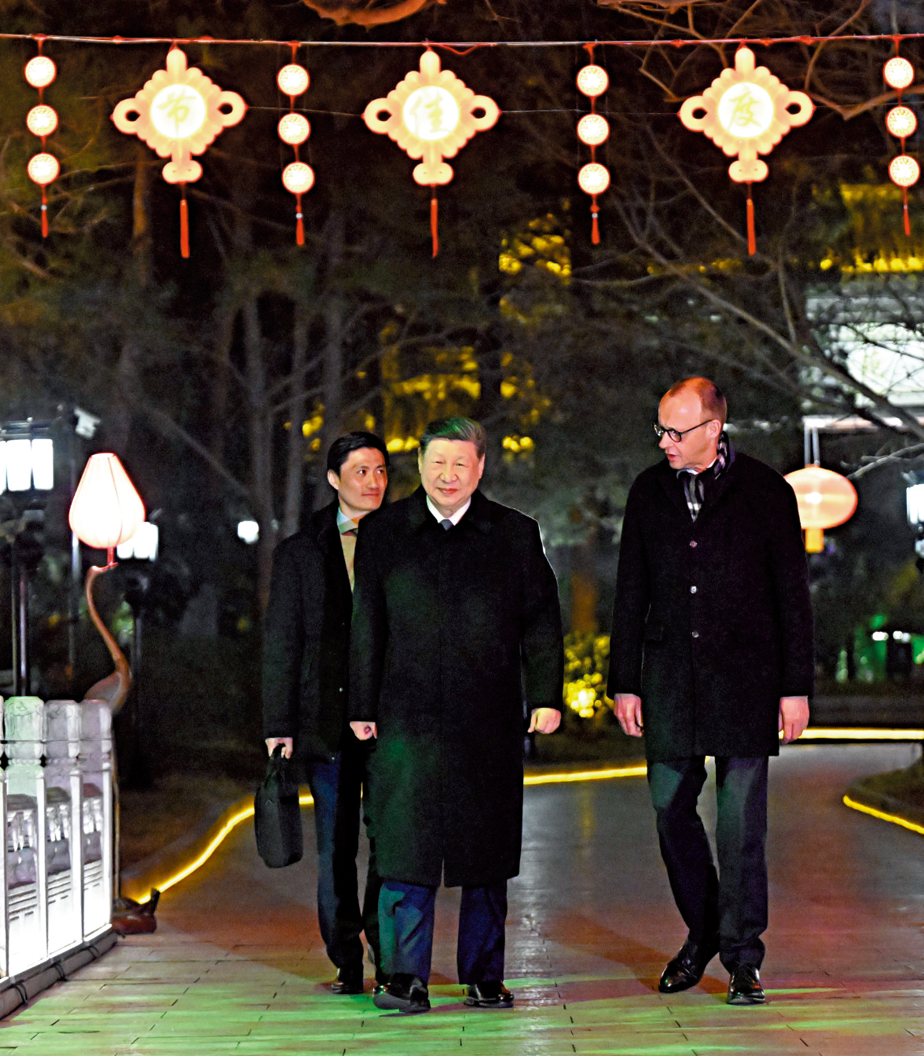 　　圖：2月25日下午，國家主席習近平在北京釣魚台國賓館會見來華進行正式訪問的德國總理默茨。這是會見後，習近平同默茨一起散步。\新華社