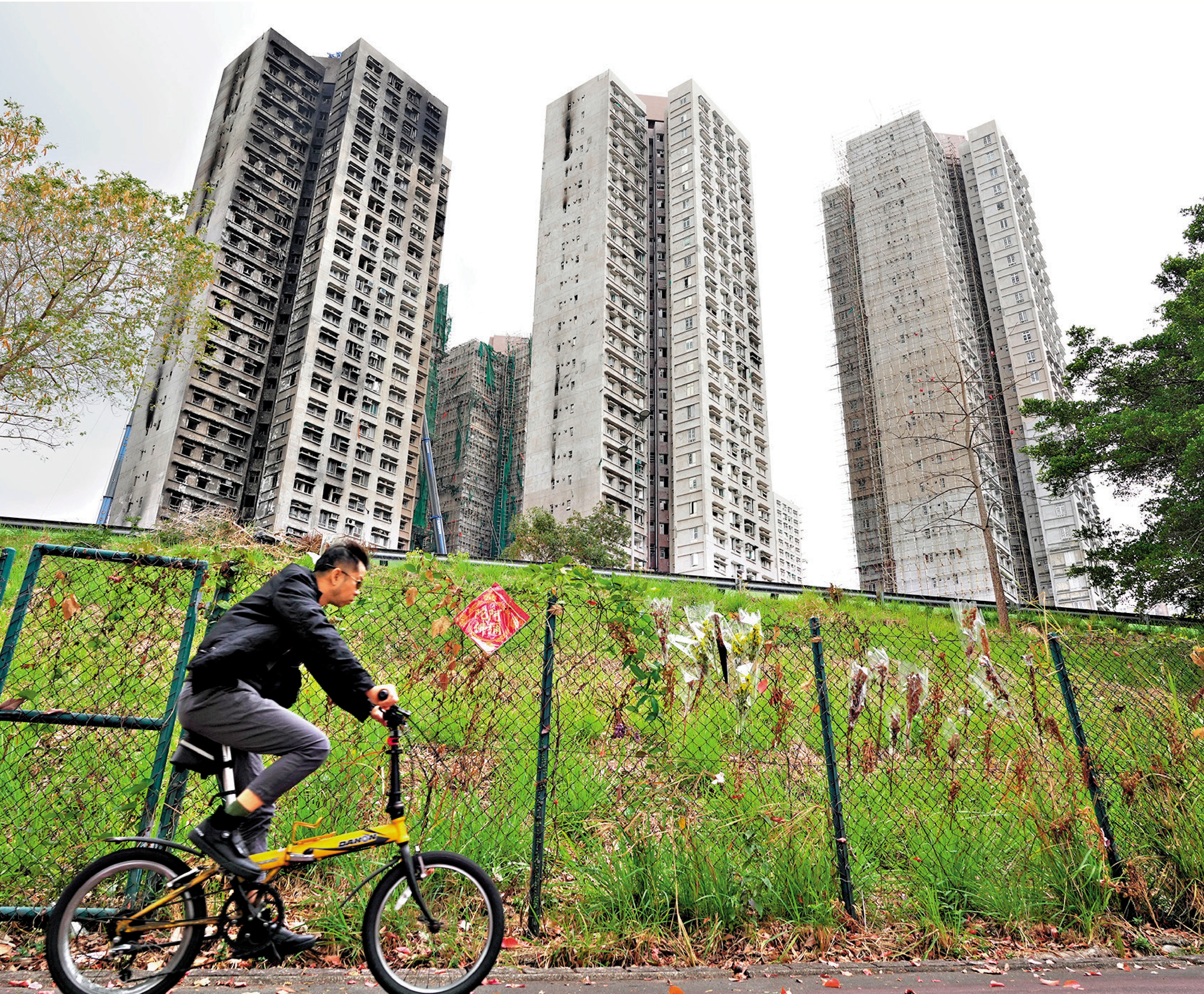 　　圖：宏福苑七座受大火波及樓宇的居民最快四月底可返回單位執拾物品。\大公報記者林良堅攝