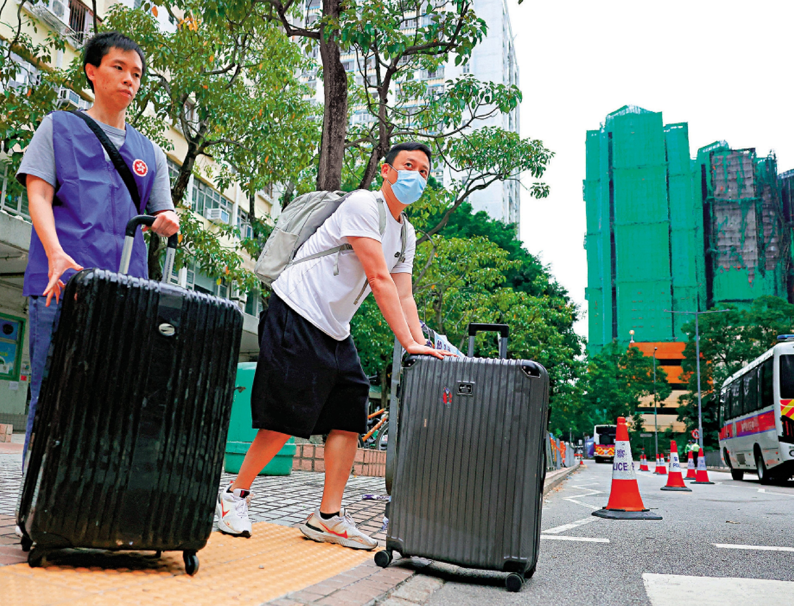 　　圖：新一份財政預算案預留四十億元支援大埔火災後續長遠居住安排，宏志閣暫不在業權收購範圍內。圖為宏志閣居民早前回家執拾物品。