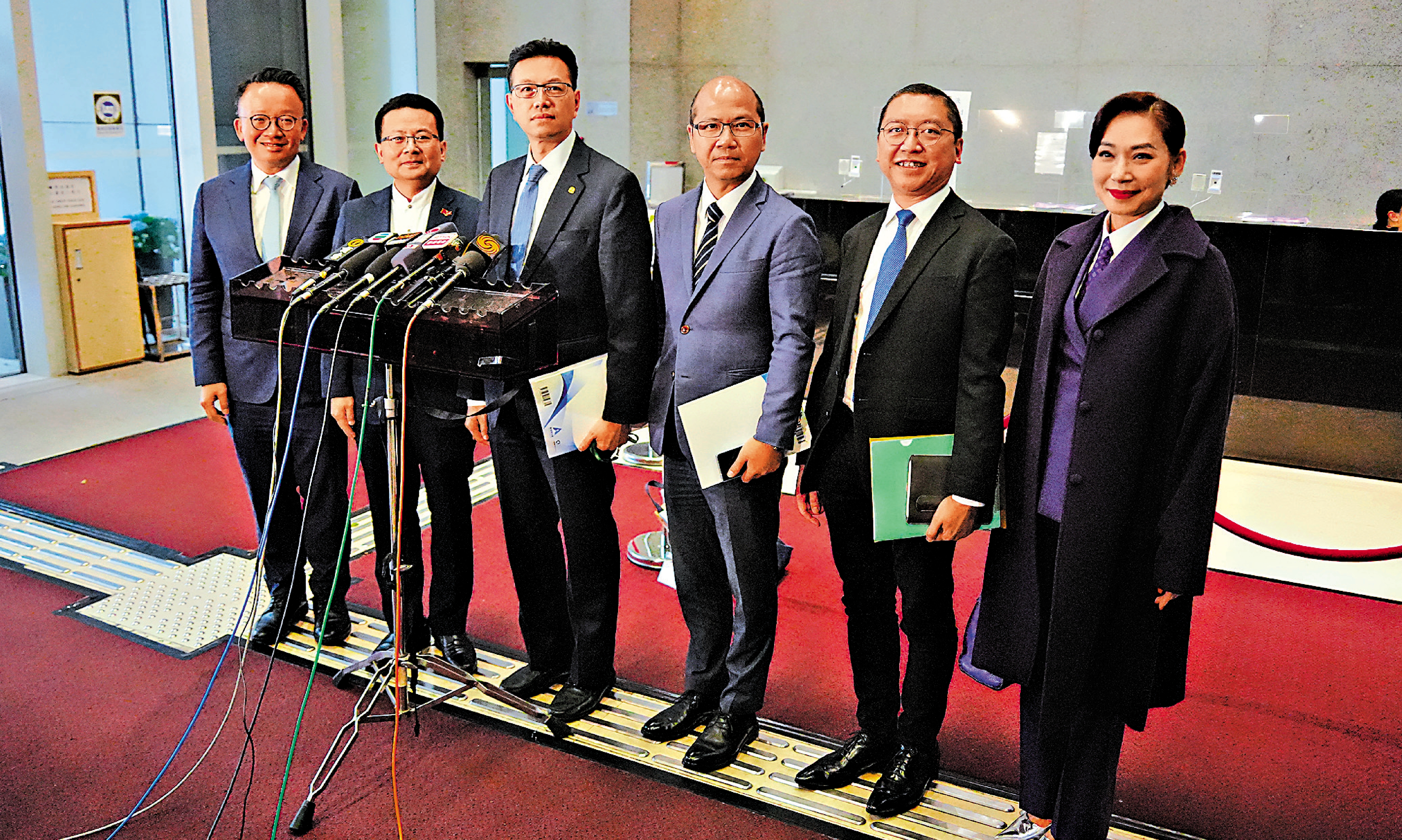 　　圖：港區全國人大代表昨日在政府總部與李家超交流討論，會後會見記者。\大公文匯全媒體記者王俊傑攝