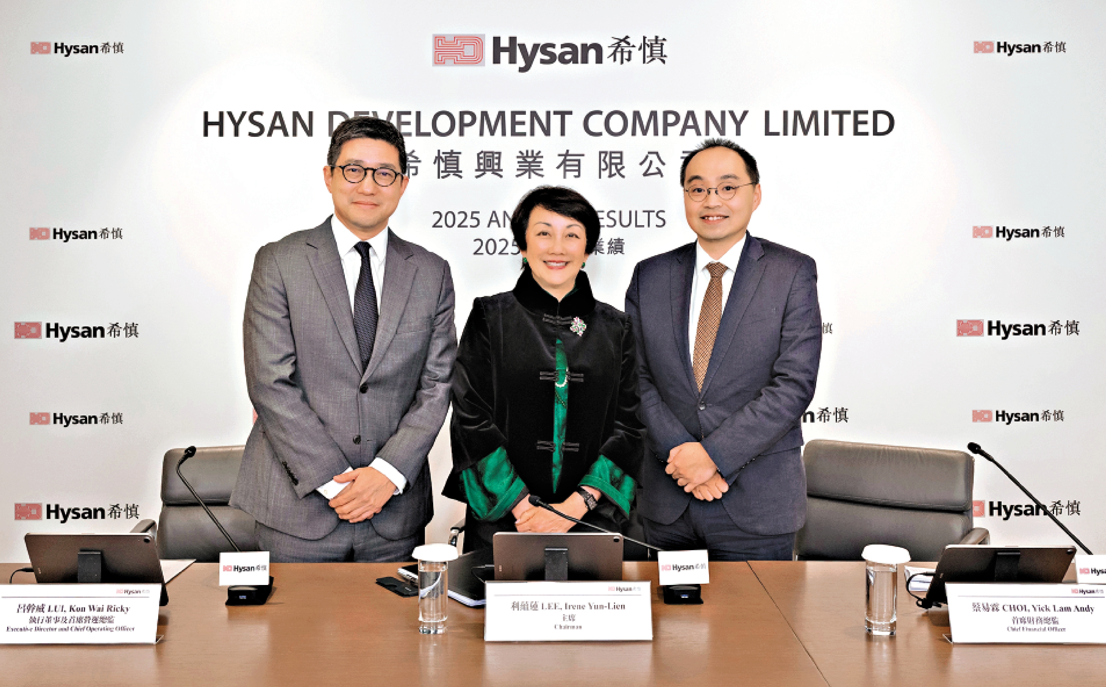 　　圖：利蘊蓮（中）表示，本港零售市場已見復甦跡象。