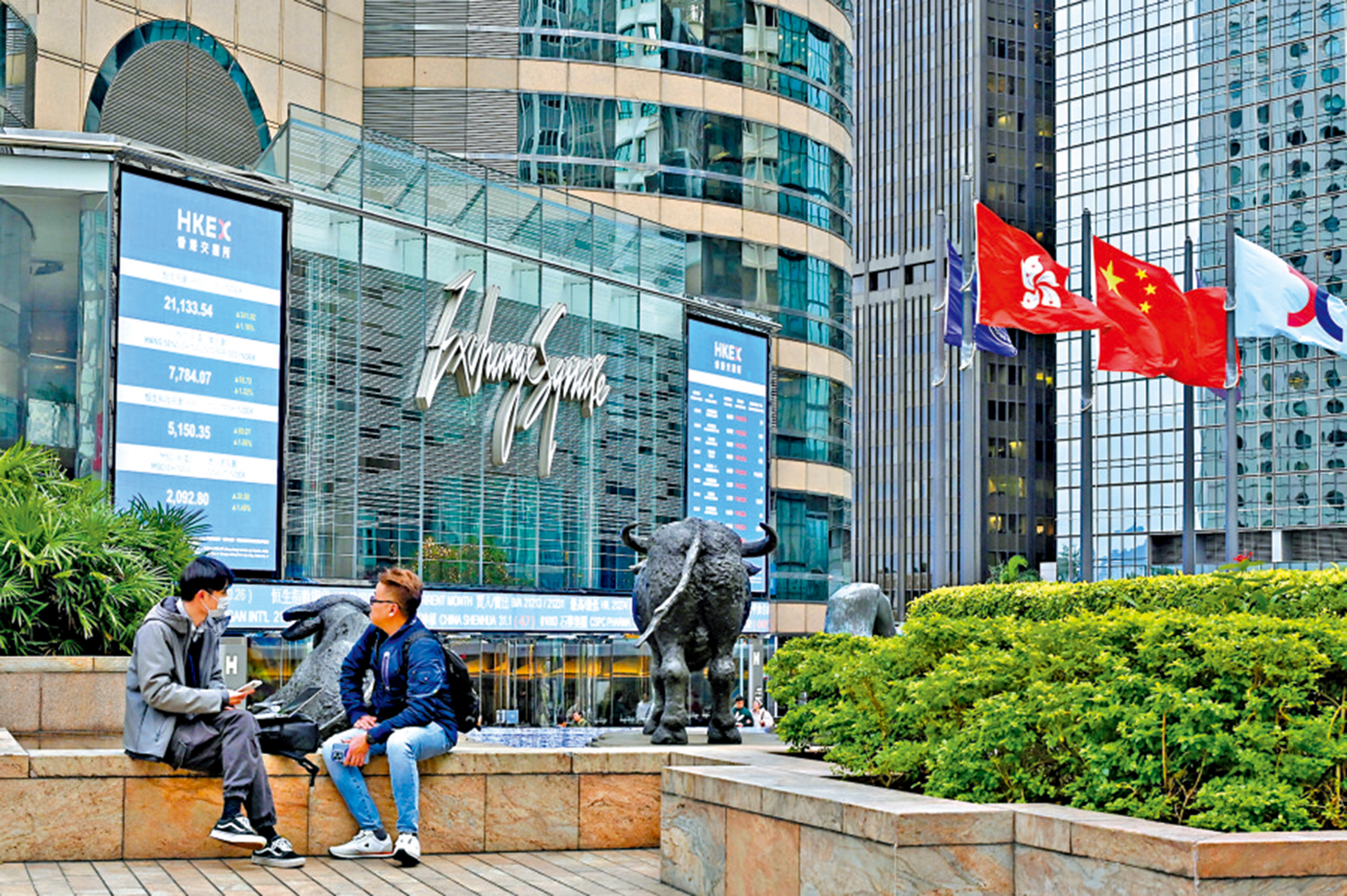 　　圖：港交所及證監會正加班加快處理有關申請，盡量讓更多公司順利上市。