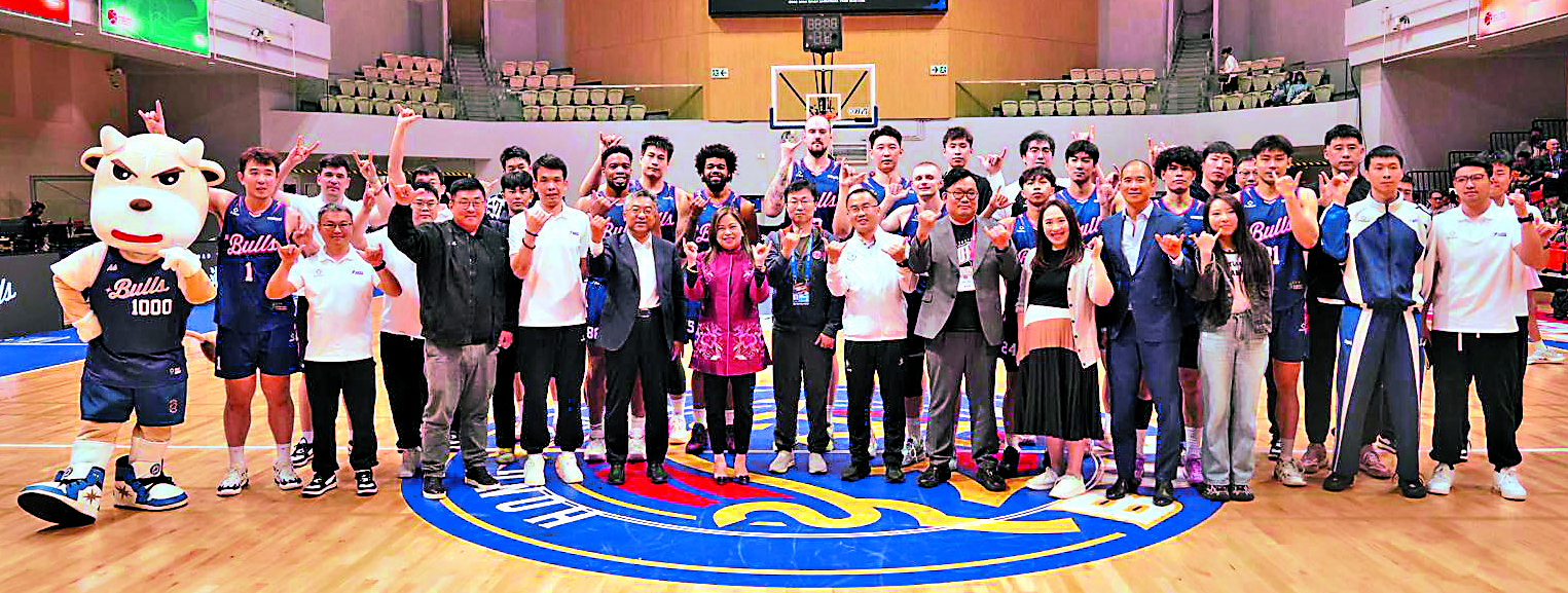 　　圖：羅淑佩（前排左六）等賽後與金牛男籃職球員合照。