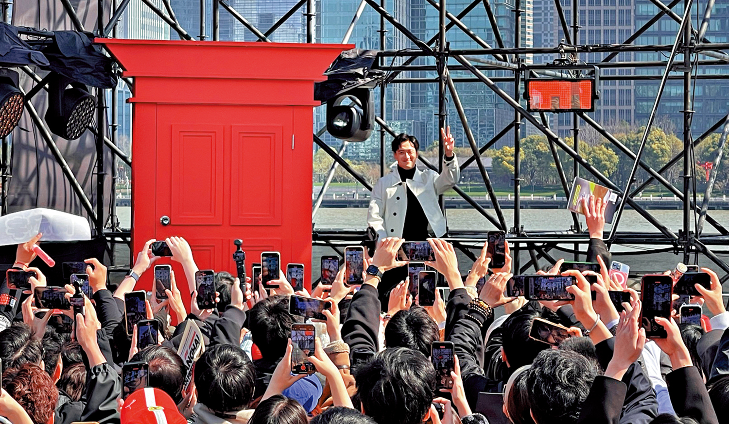 　　圖：2025格子旗嘉年華期間，周冠宇與車迷見面。