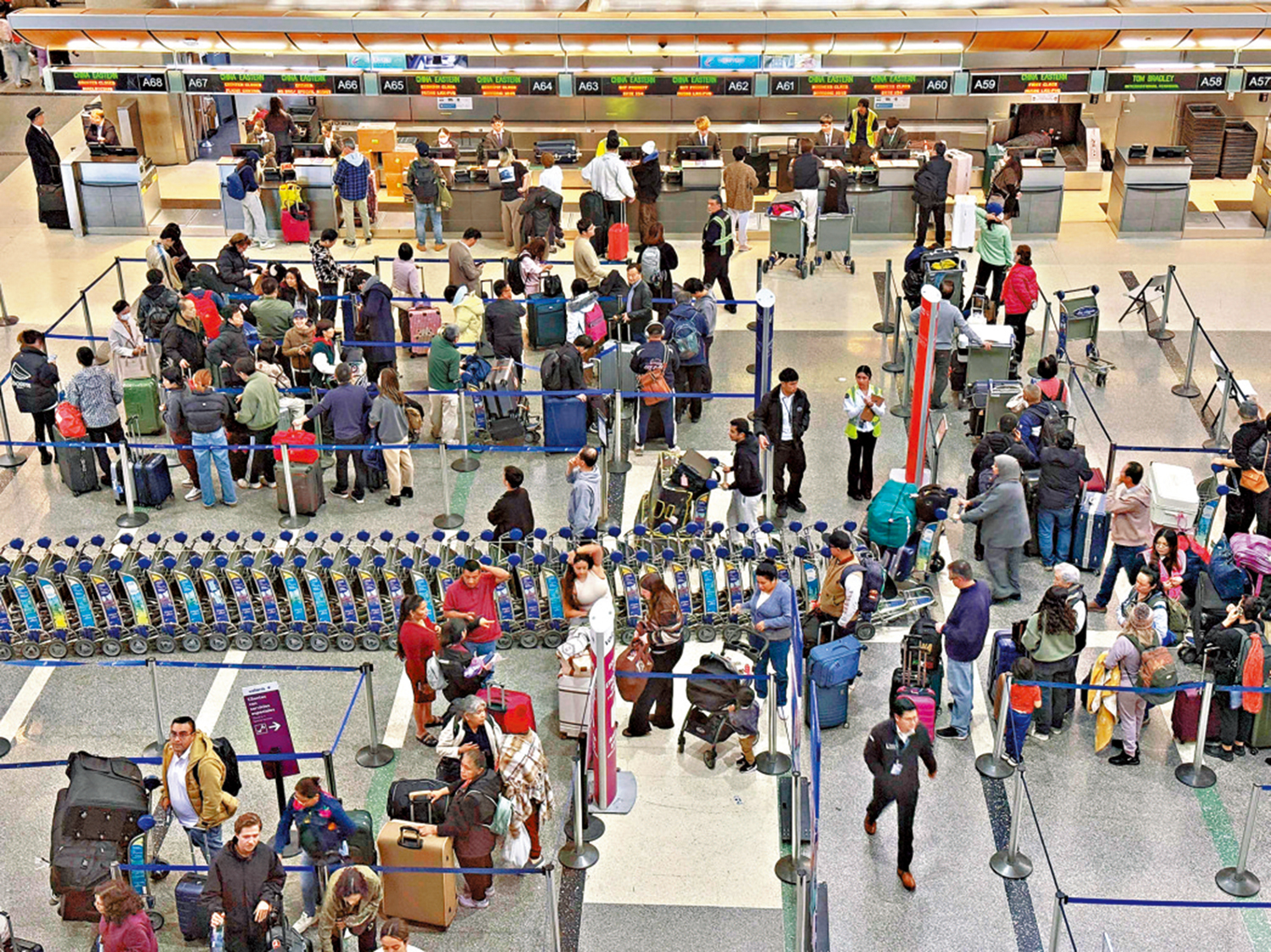 　　圖：去年美國遷出人口數量超過遷入人口，為90年來首次。圖為在洛杉磯國際機場等候登機的旅客。\法新社