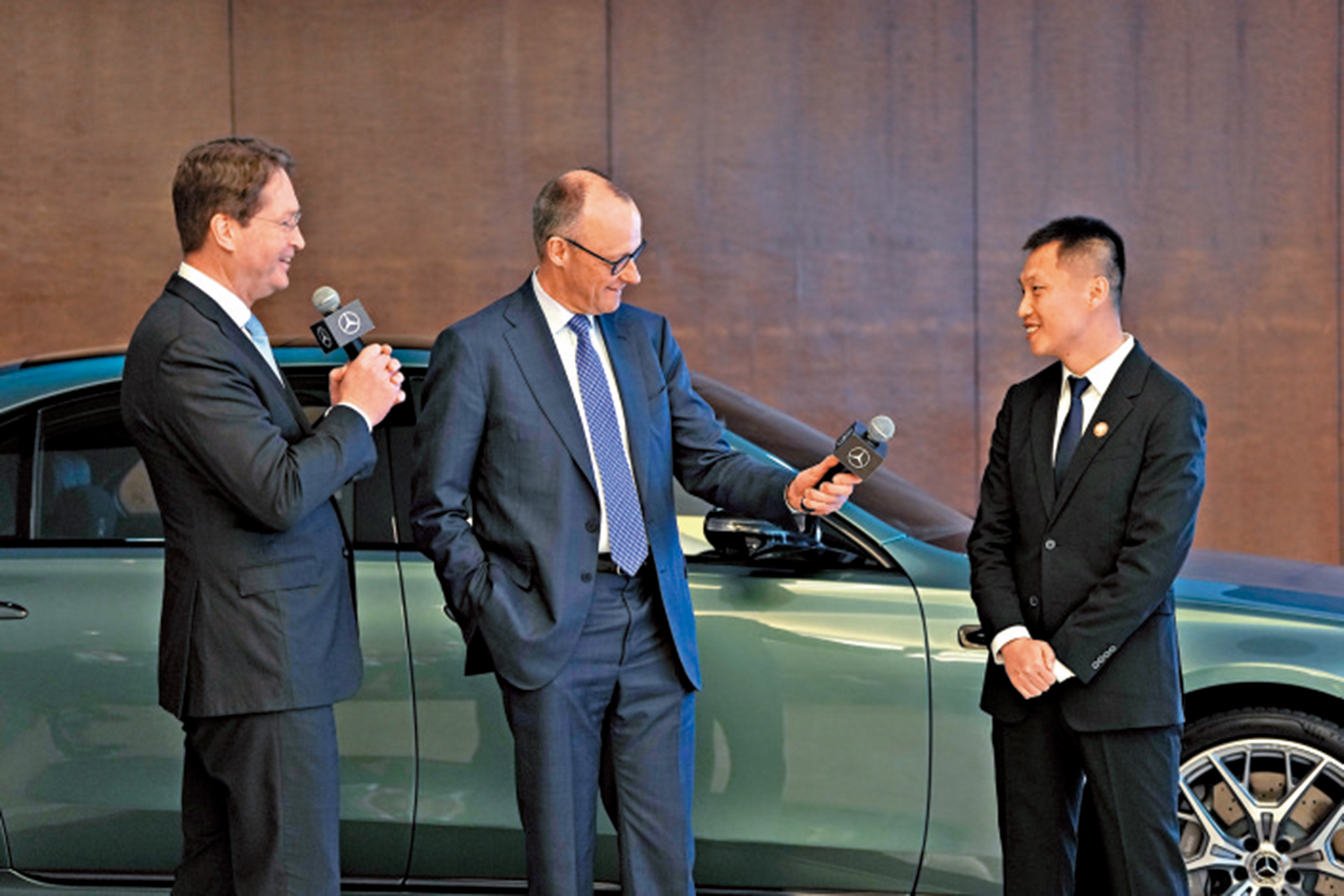 　　圖：26日，默茨在北京體驗智能駕駛。\新華社