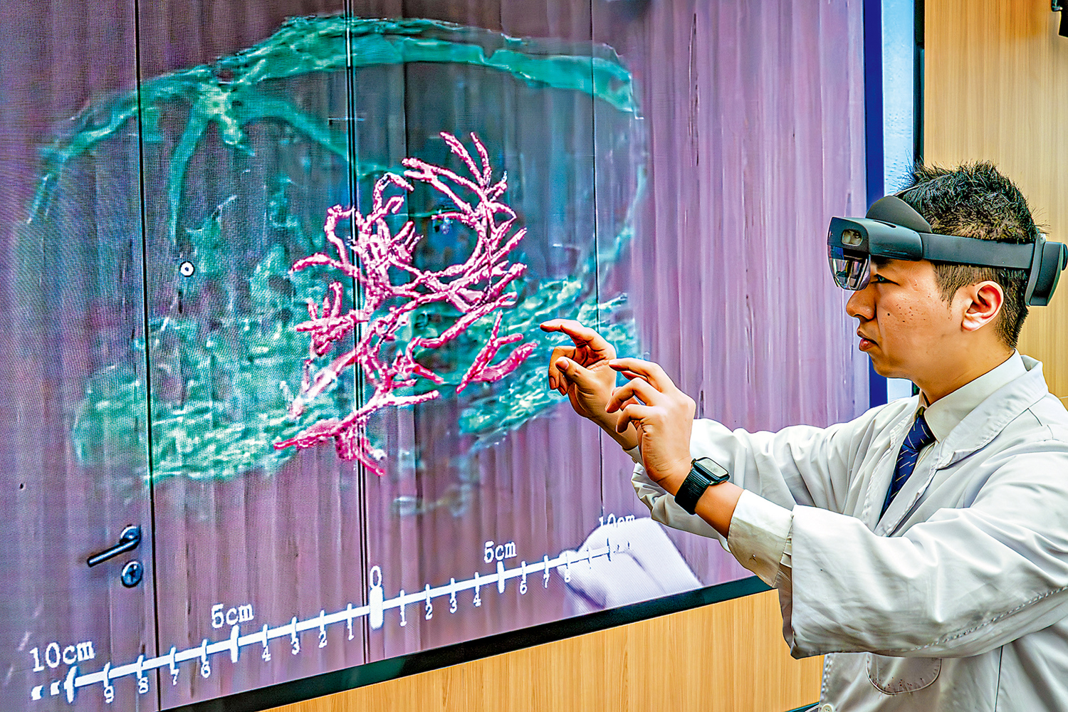 　　圖：中國科技創新，步伐鏗鏘。圖為科研人員通過微米級腦機接口混合現實，呈現三維多模態圖譜。\新華社