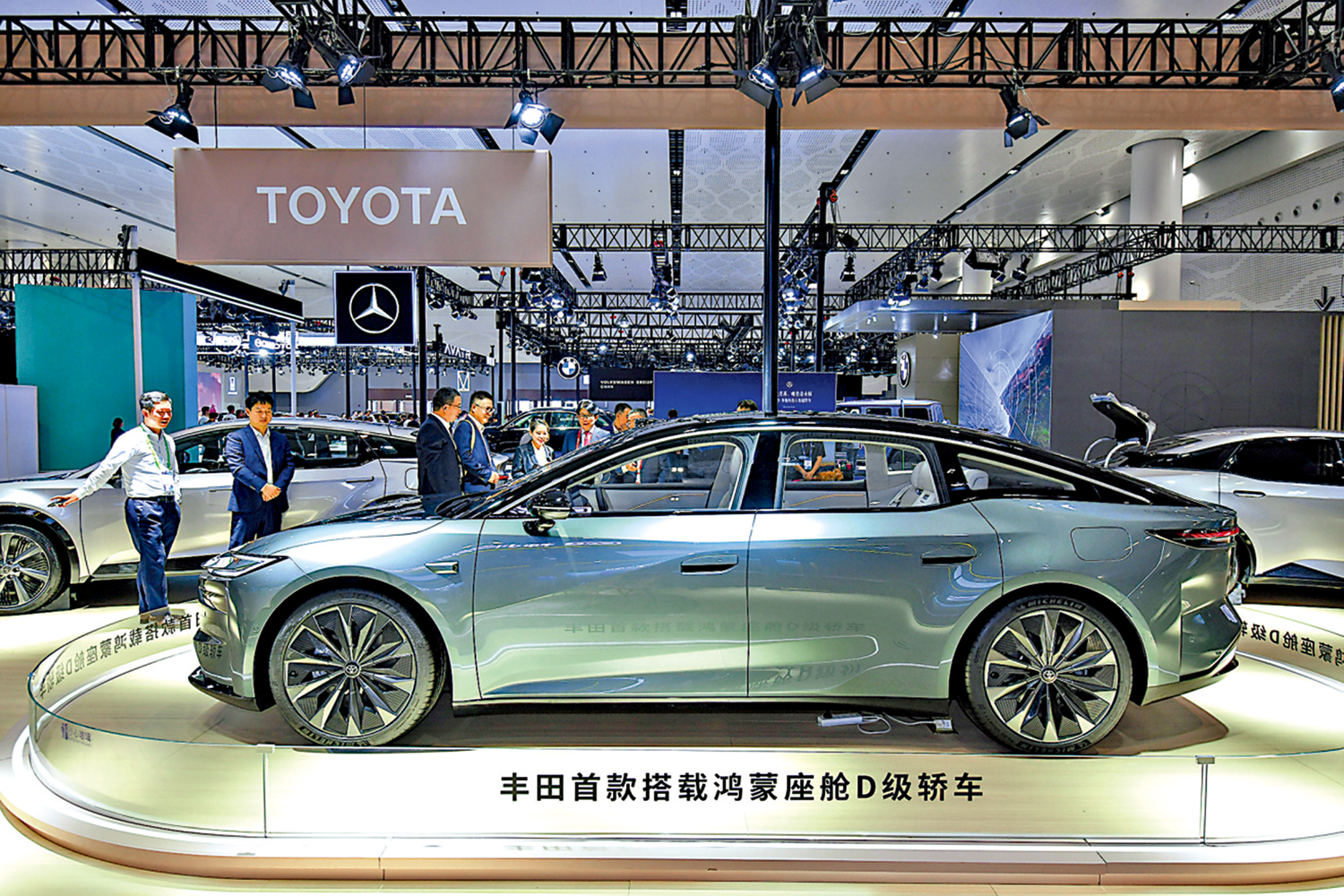 　　圖：日本豐田轎車在海南省海口市舉行的世界新能源汽車大會上亮相。\中新社