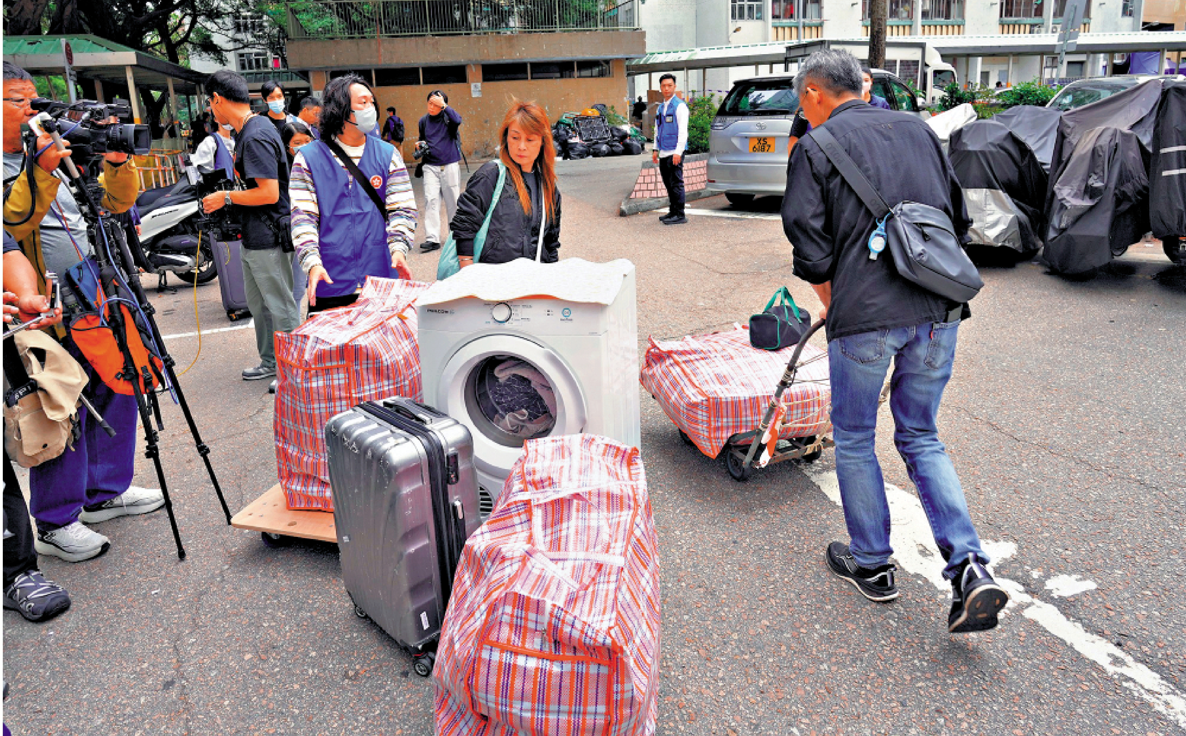 　　圖：去年12月初，宏志閣居民曾獲安排回住所取回物件。