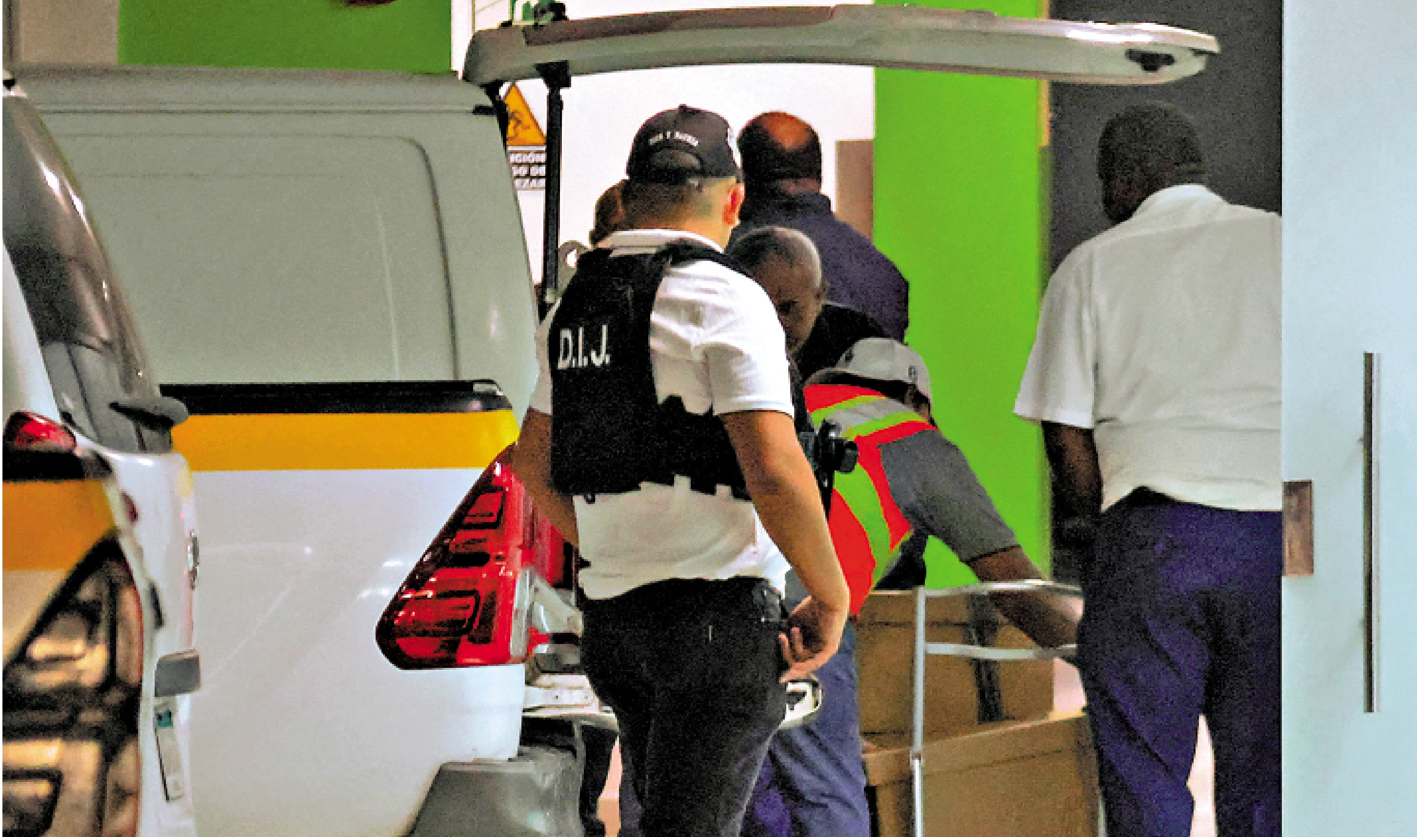 　　圖：二月二十六日，巴拿馬警方搜查與長和集團旗下子公司相關辦公室，並將文件裝箱帶走。