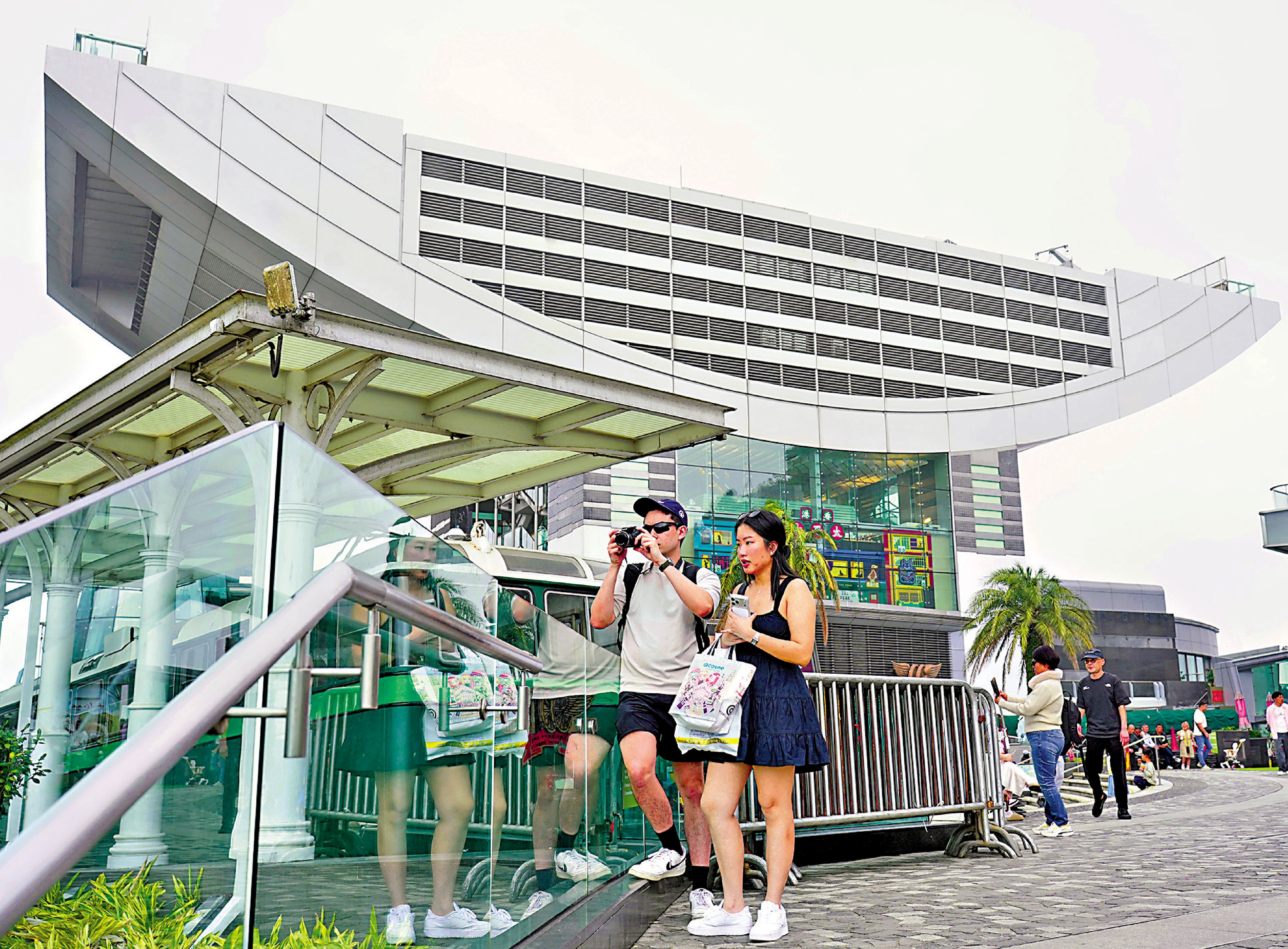 　　圖：《財政預算案》提出用光影表演取代「幻彩詠香江」，山頂成為選址之一，有望下半年推出。