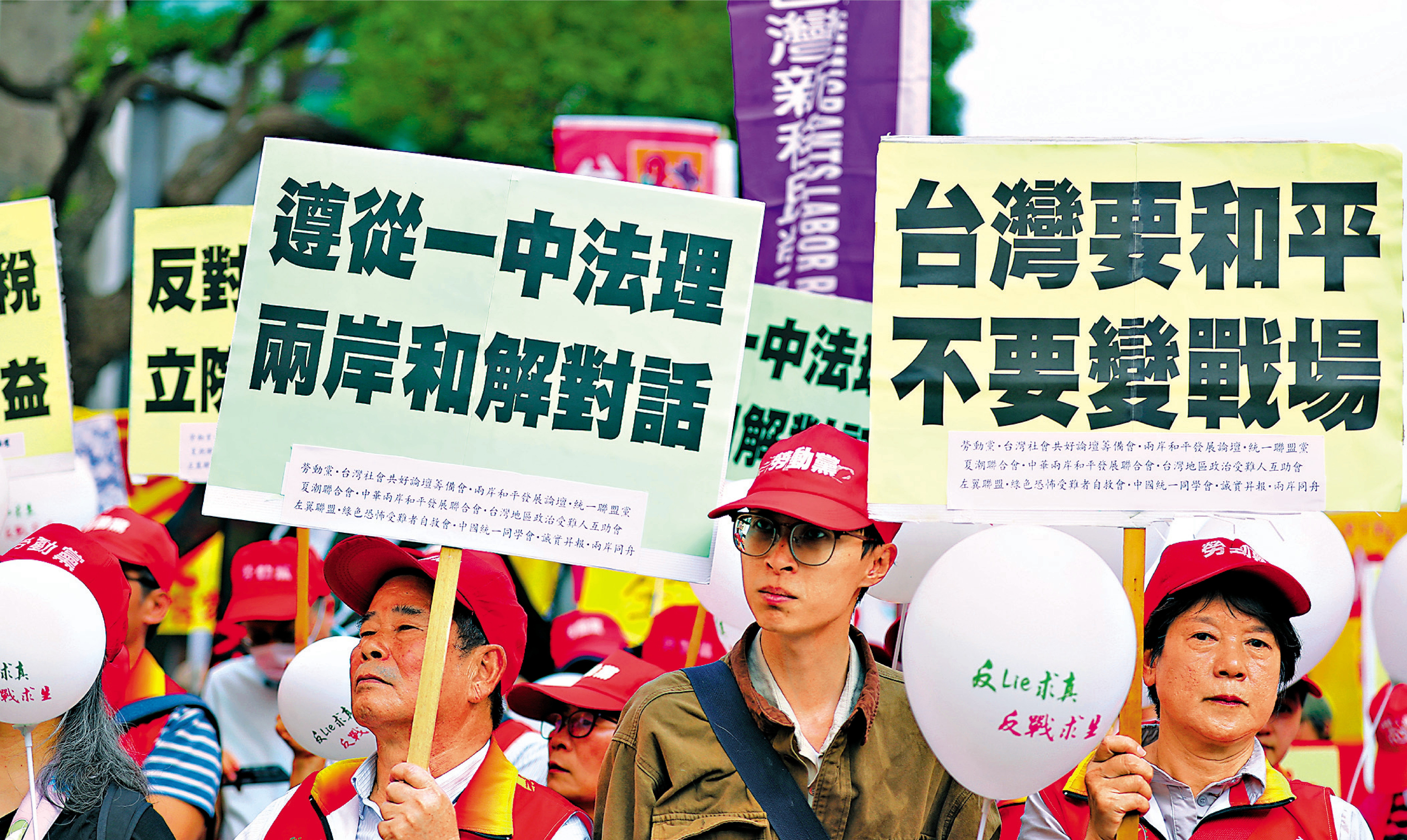 　　圖：「台獨」是絕路，搞「台獨」害人害己。圖為台灣民眾走上街頭，表達反對軍購、追求和平、改善民生的訴求。\中新社