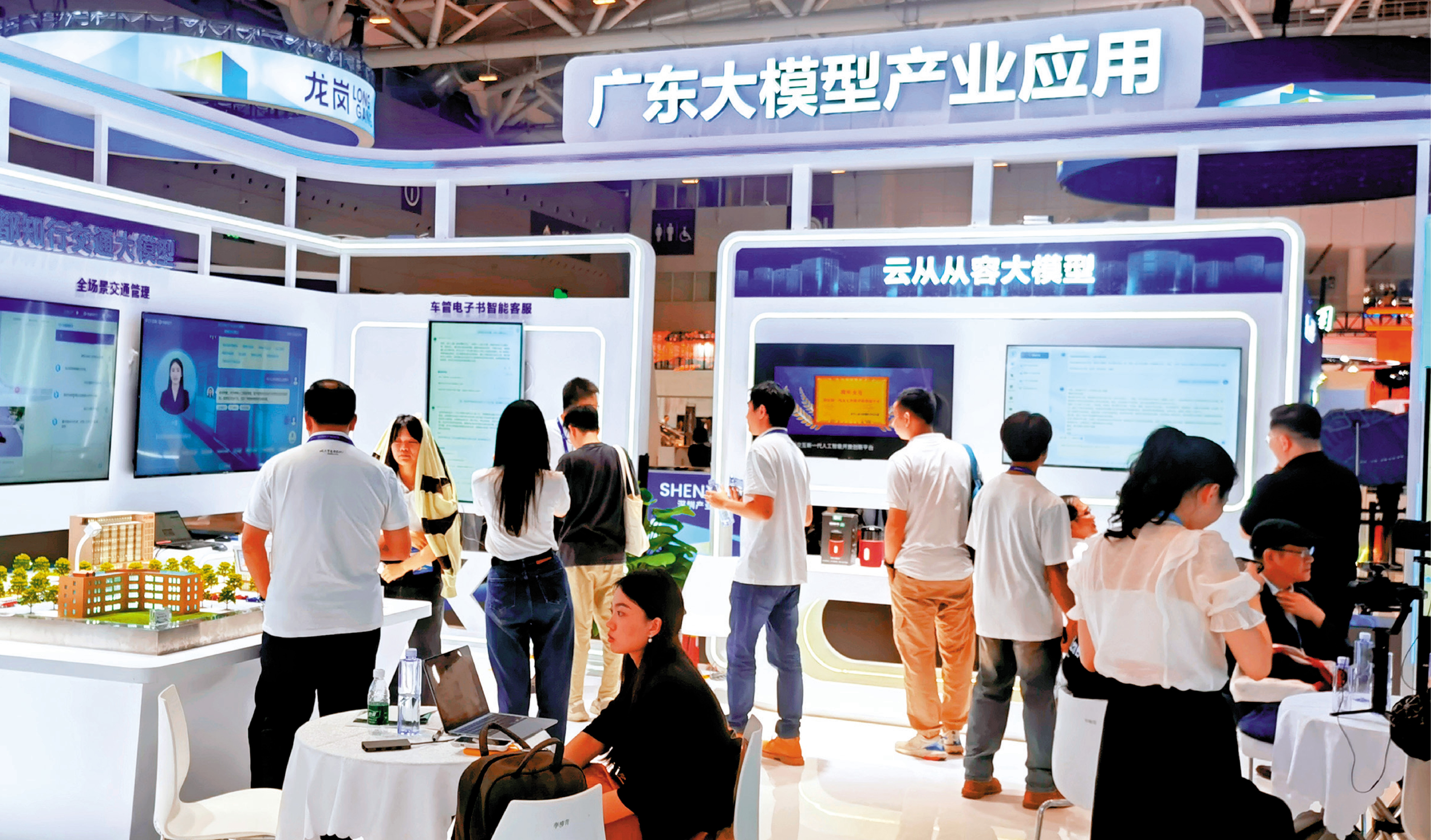 　　圖：在持續推進人工智能研發和應用的同時，必須同步完善社會保障、收入支持、再培訓和勞動力市場緩衝機制。