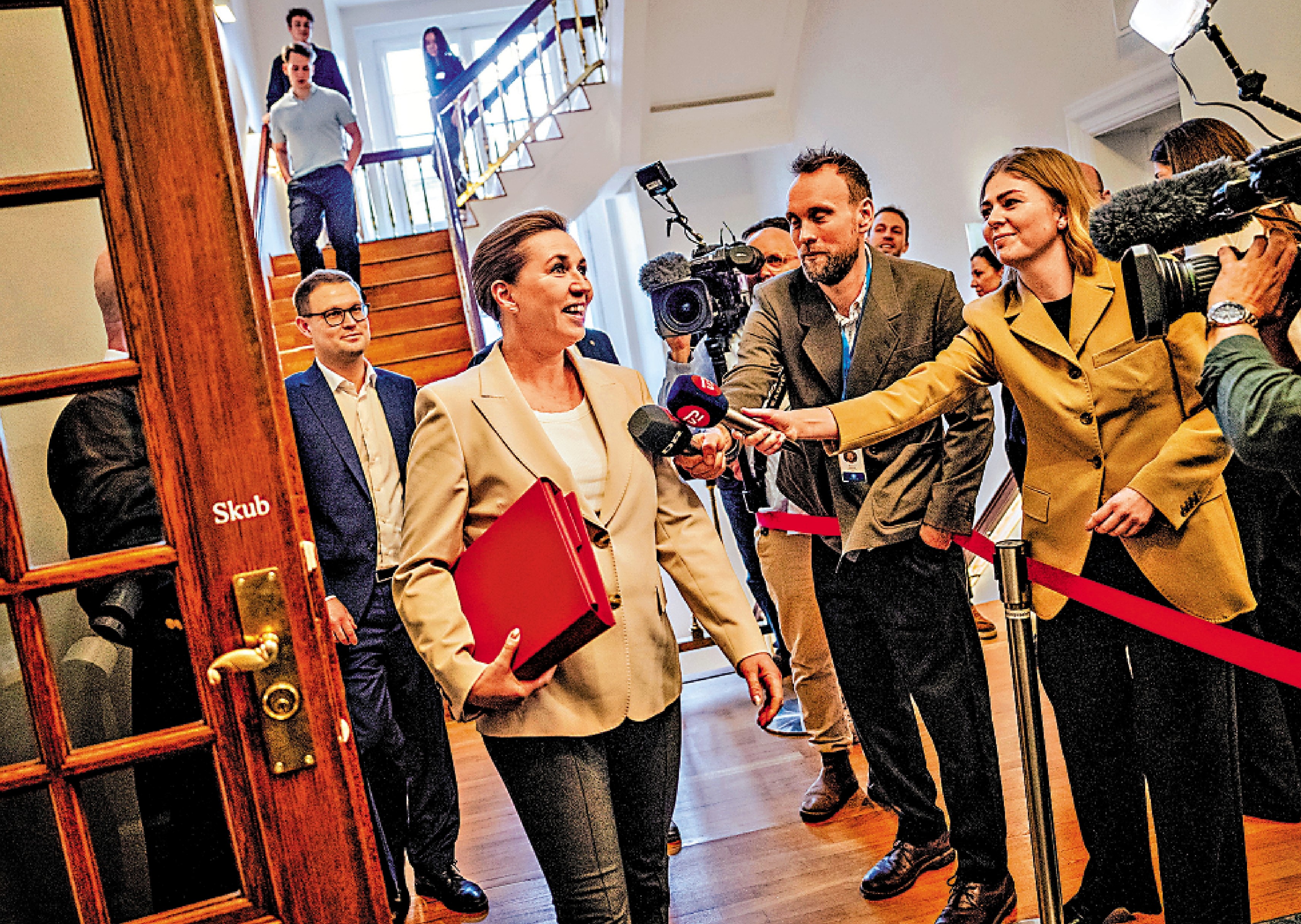 　　圖：丹麥首相弗雷澤里克森接受記者訪問。\路透社