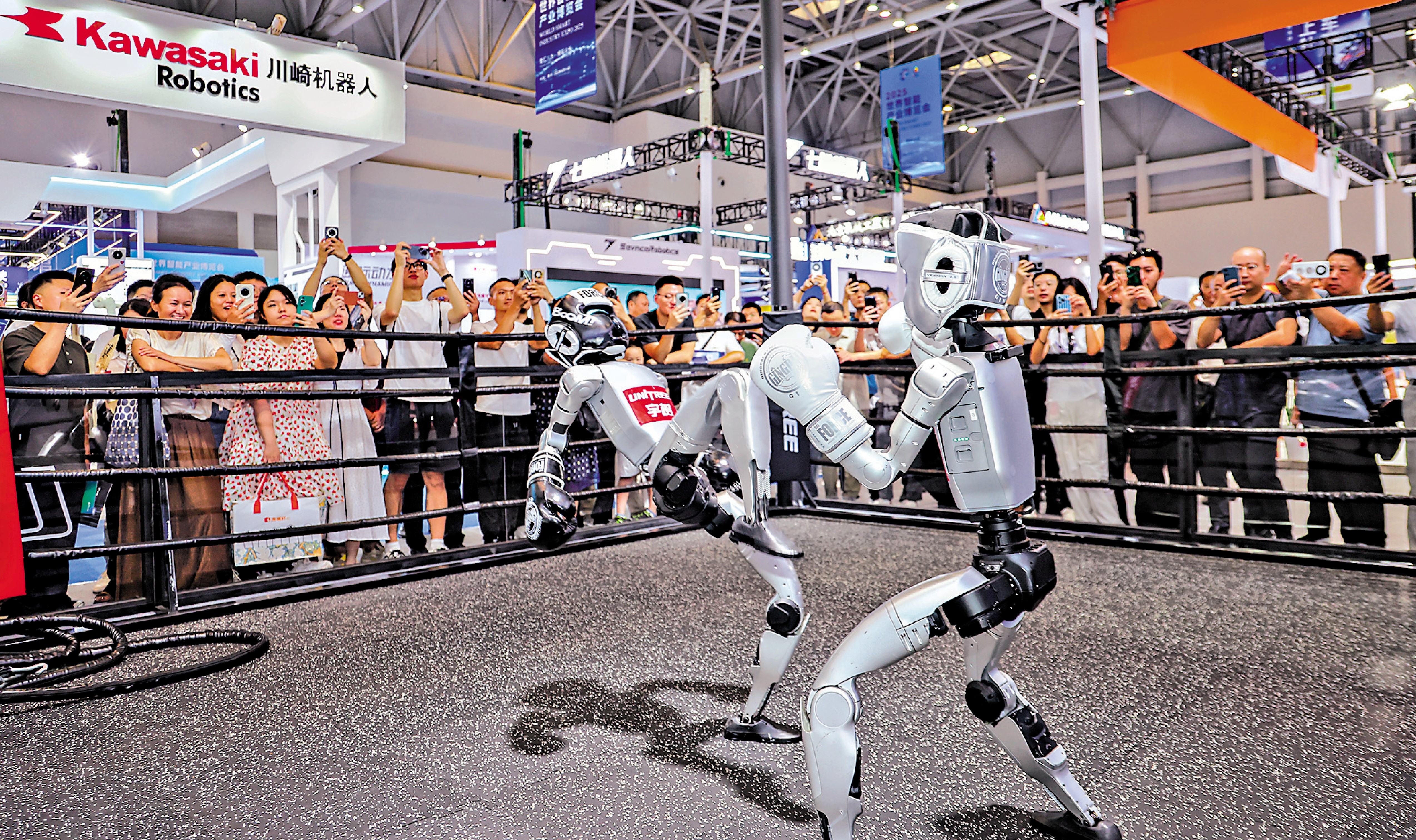 　　圖：觀眾在北京舉行的世界智能產業博覽會觀看機器人拳擊賽，感受中國機器人科技的澎湃活力。\新華社