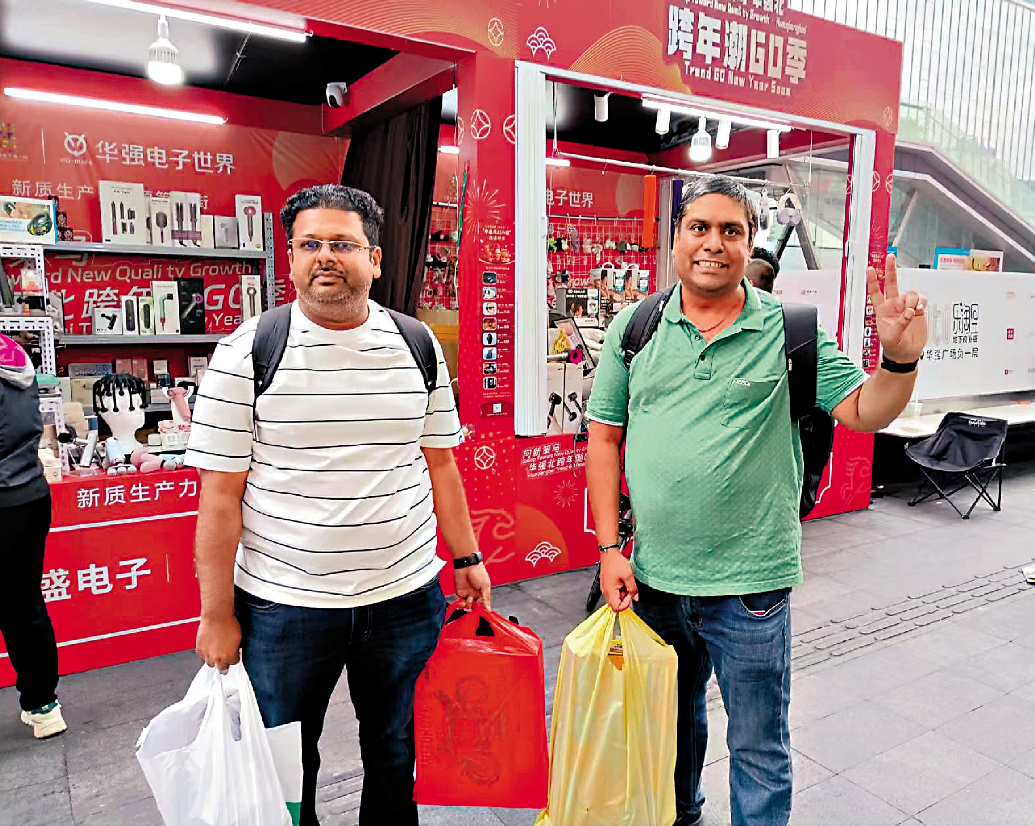 　　圖：華強北「AI八駿」榜單成搶手年貨，吸引了大量國內外遊客。\大公報記者李昌鴻攝