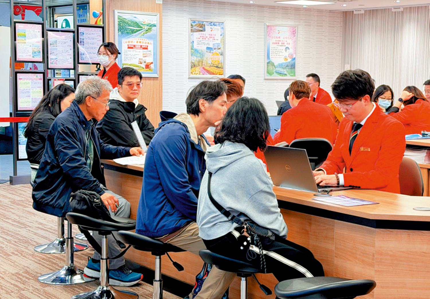 　　圖：旅遊業議會估計受影響旅行團數目屬個位數。昨日仍有市民到旅行社查詢旅行團資料。\大公報記者何嘉駿攝