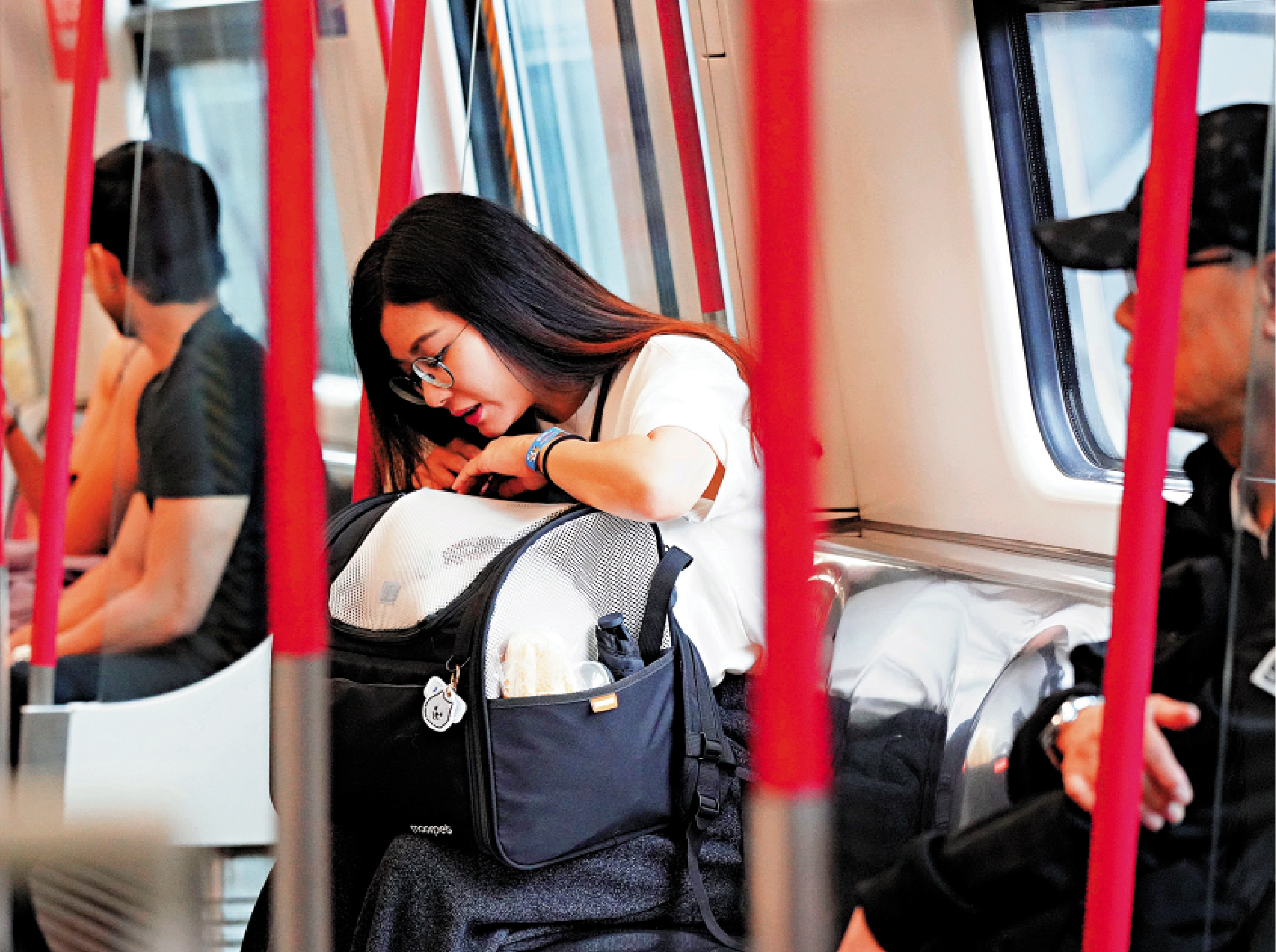 　　圖：昨日是「全城狗狗行善日」，港鐵歷史性首次開放重鐵網絡予寵物狗乘車。\大公報記者何嘉駿攝