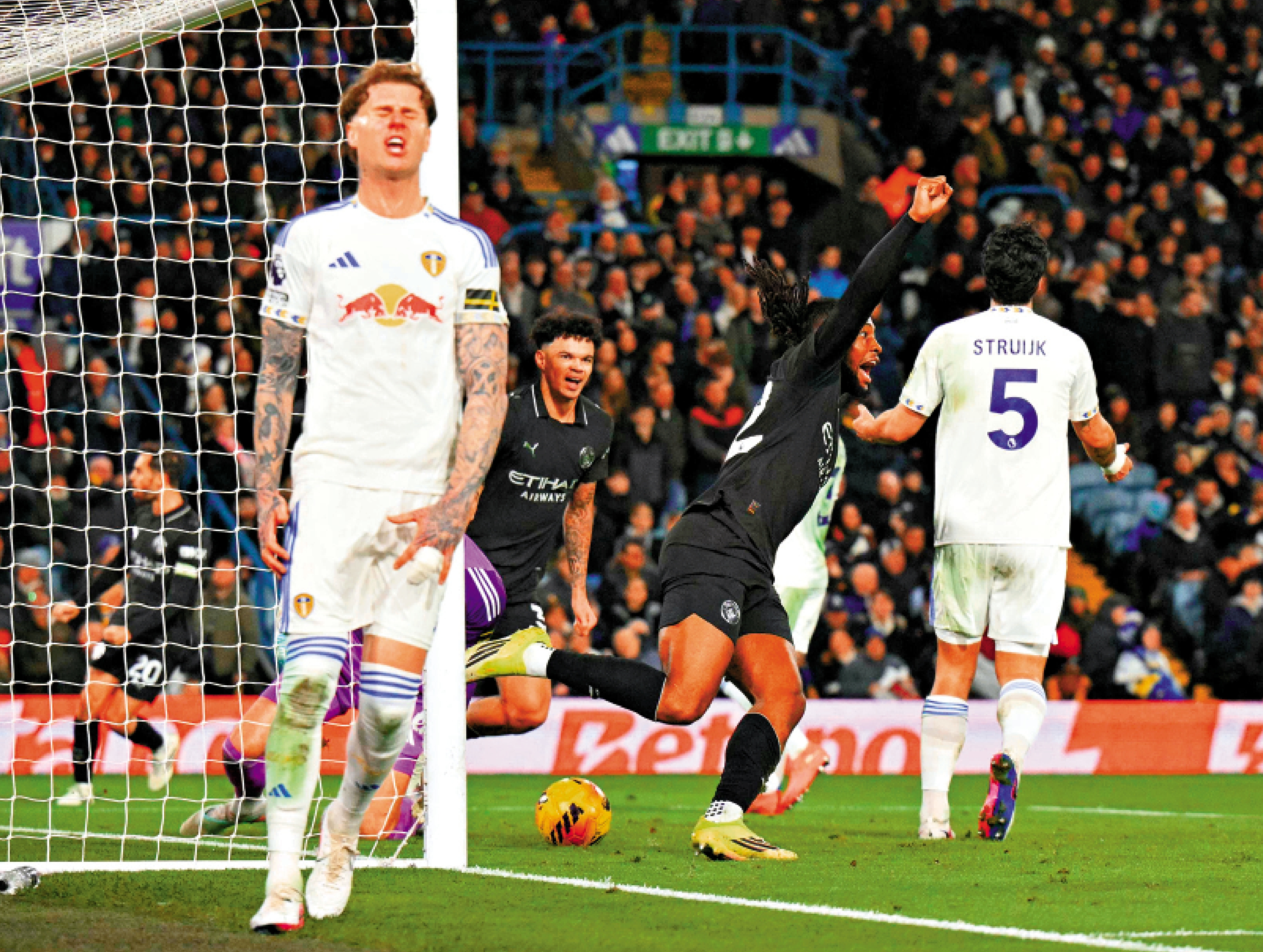 　　圖：施美安（右二）為曼城近門建功。\法新社