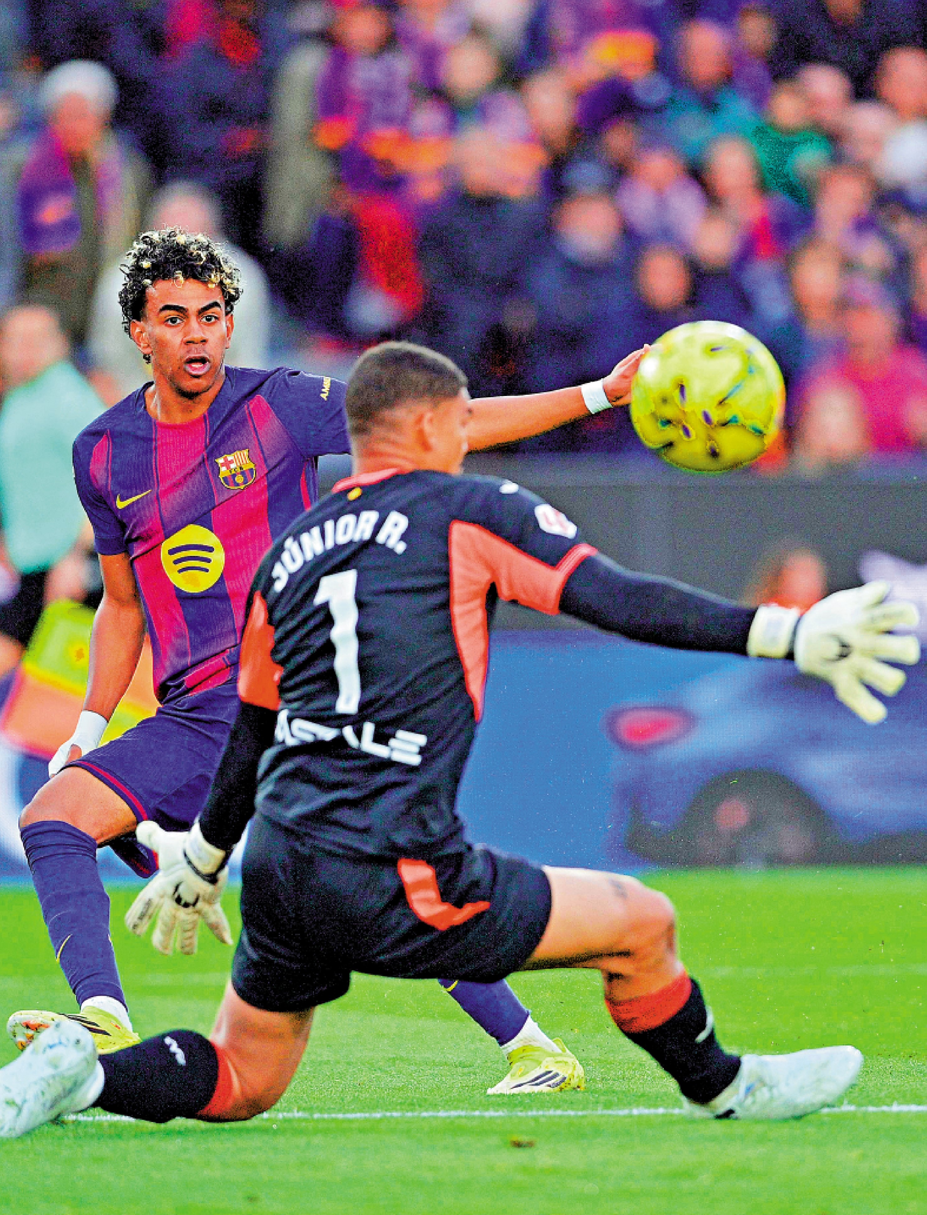 　　圖：耶馬爾（後）為巴塞三度破門。\法新社