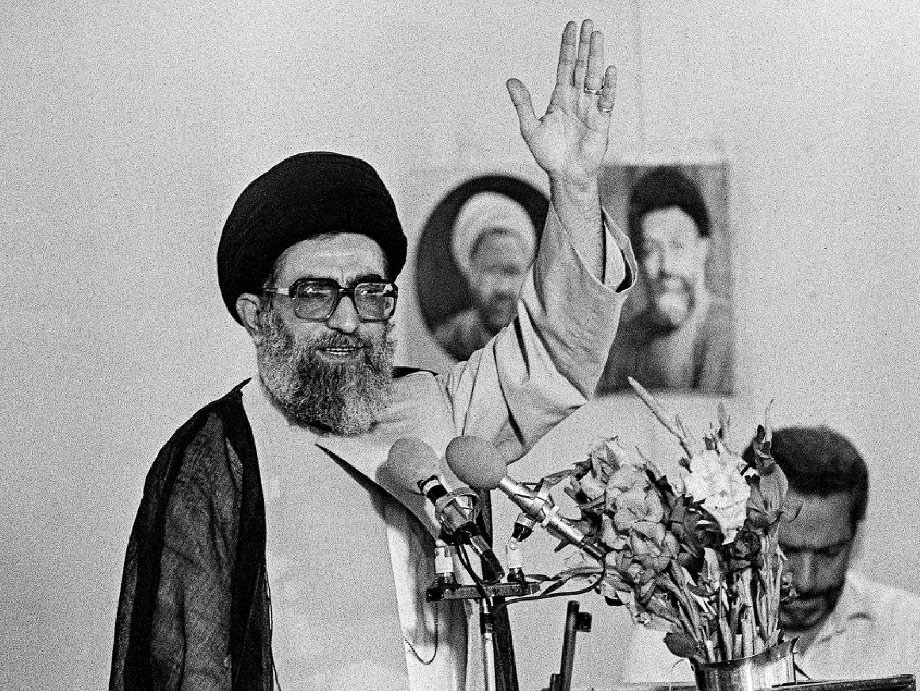 　　圖：1989年7月，哈梅內伊在一次周五禱告期間向人群揮手致意。\路透社