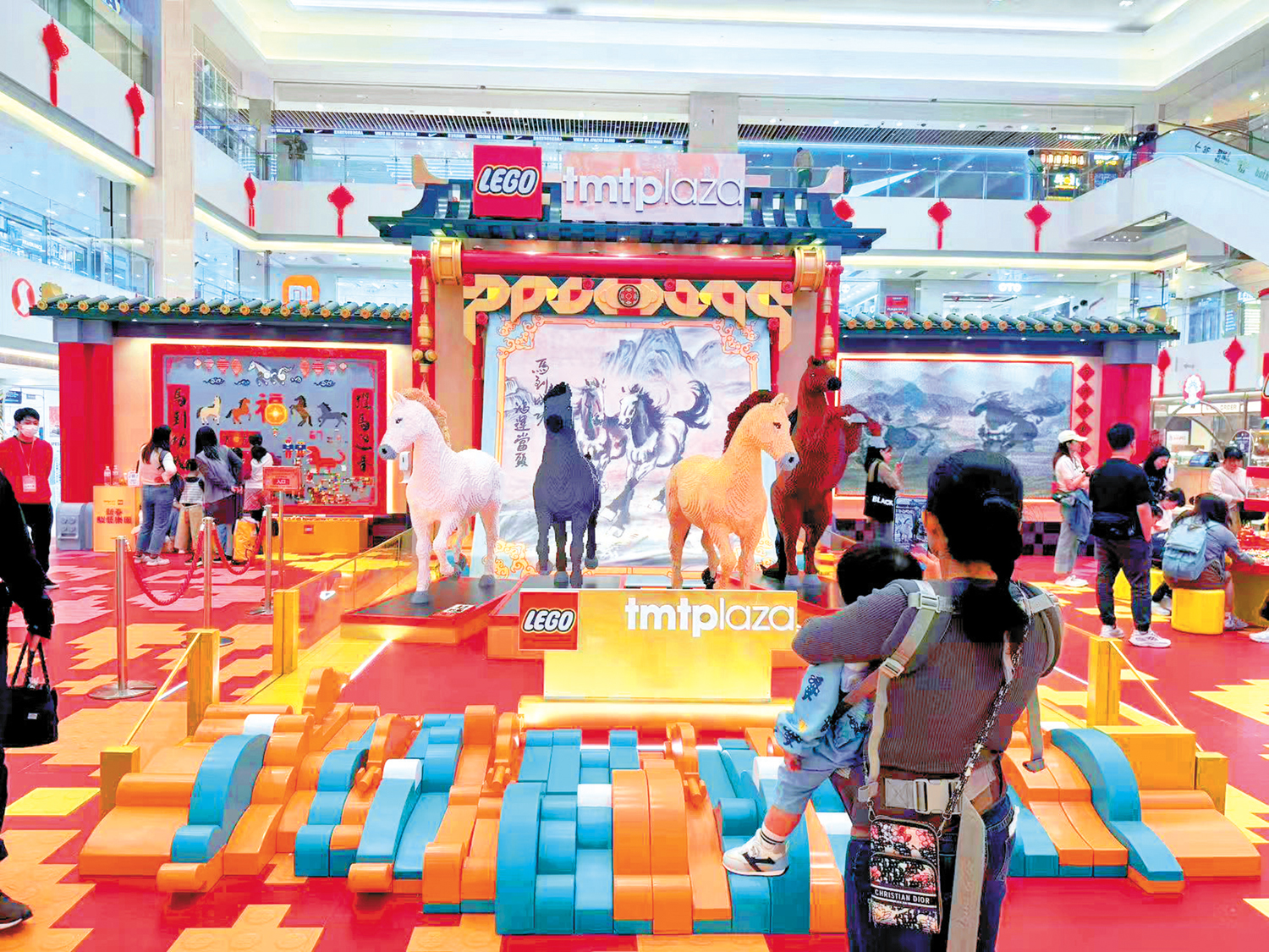 　　圖：「新春駿藝樂園」吸引許多家長帶領小朋友參觀。\大公報記者顏琨攝