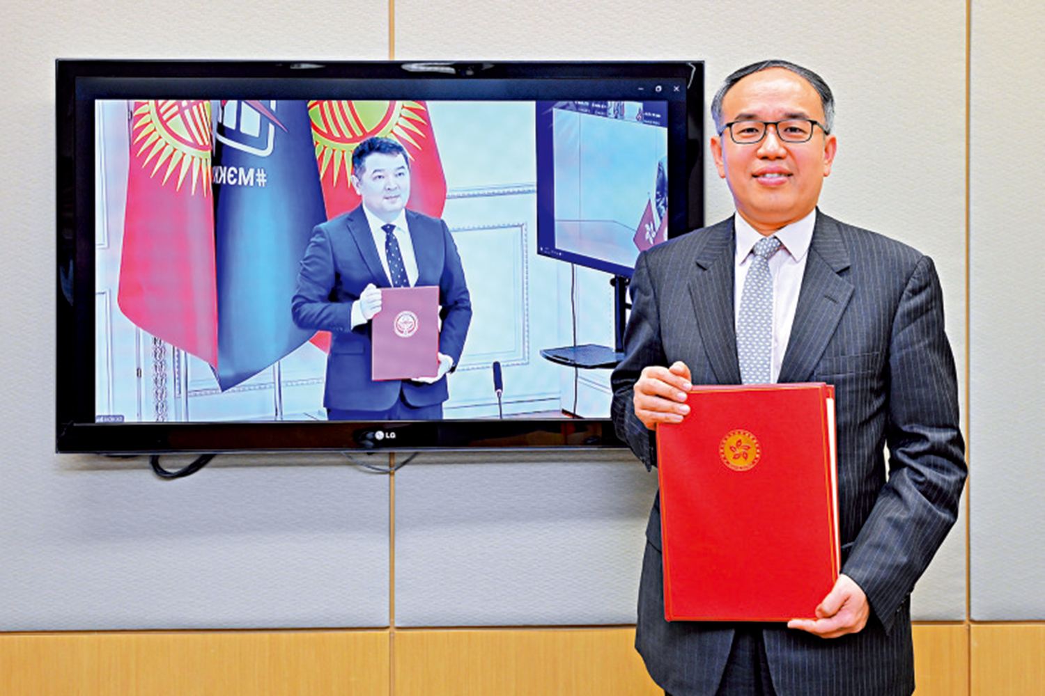 　　圖：許正宇（右）與吉爾吉斯經濟和商務部部長（左）昨日分別代表簽署全面性避免雙重課稅協定。