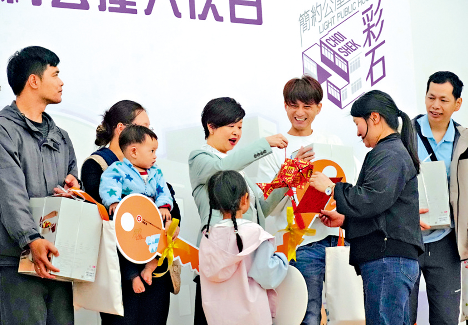 　　圖：入住簡約公屋改善生活環境，居民向何永賢致送小禮物。