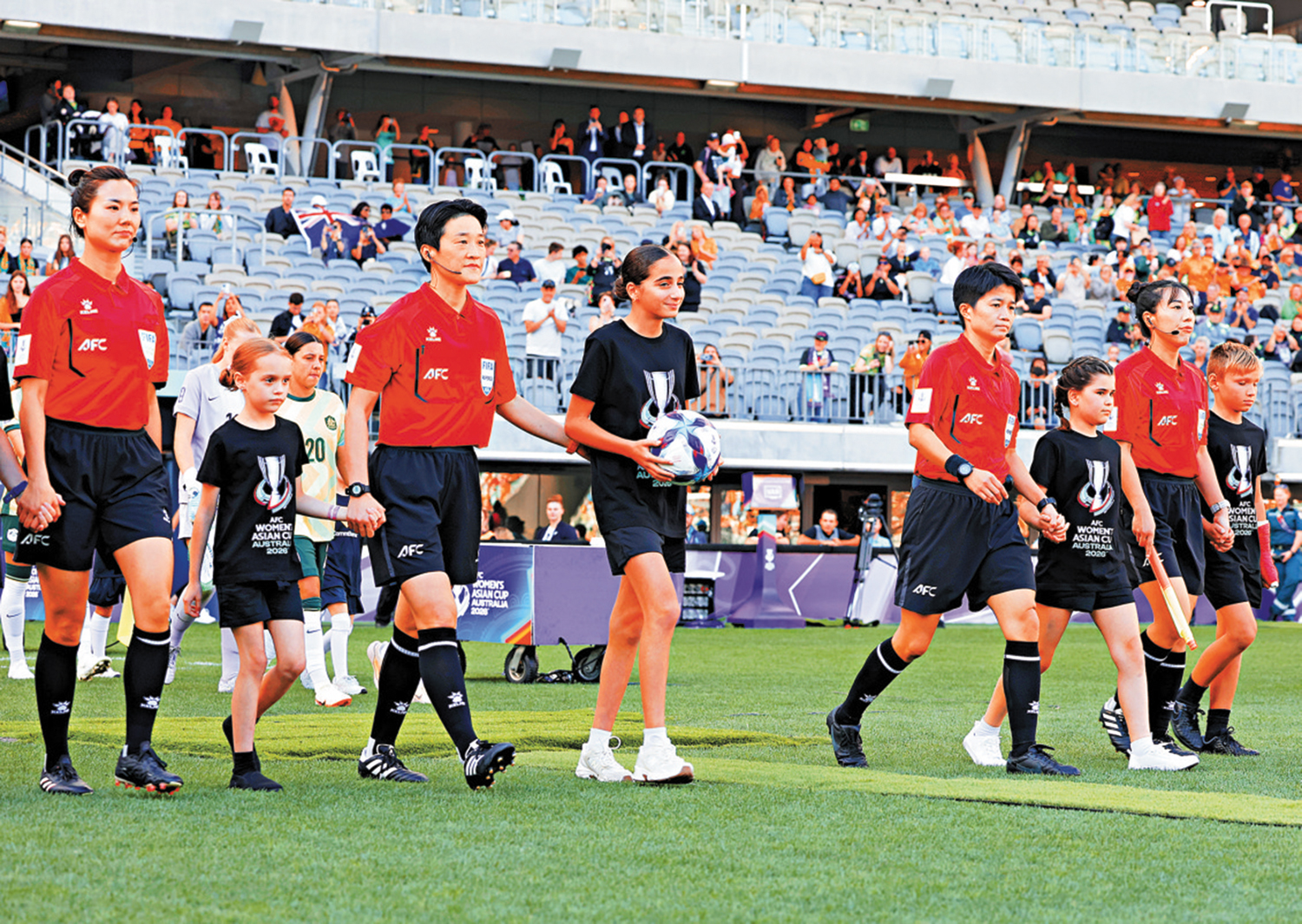 　　圖：左起：謝麗君、董方雨、田金、鮑夢曉攜球童入場。\新華社