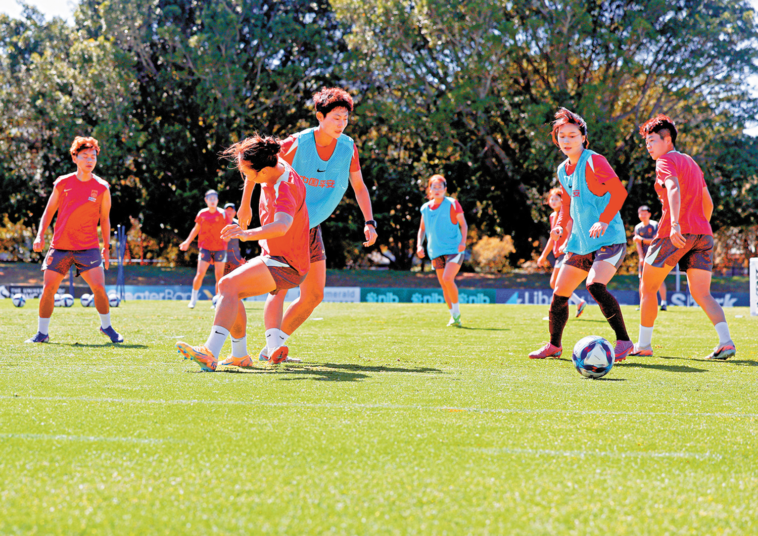 　　圖：中國女足球員賽前積極備戰。