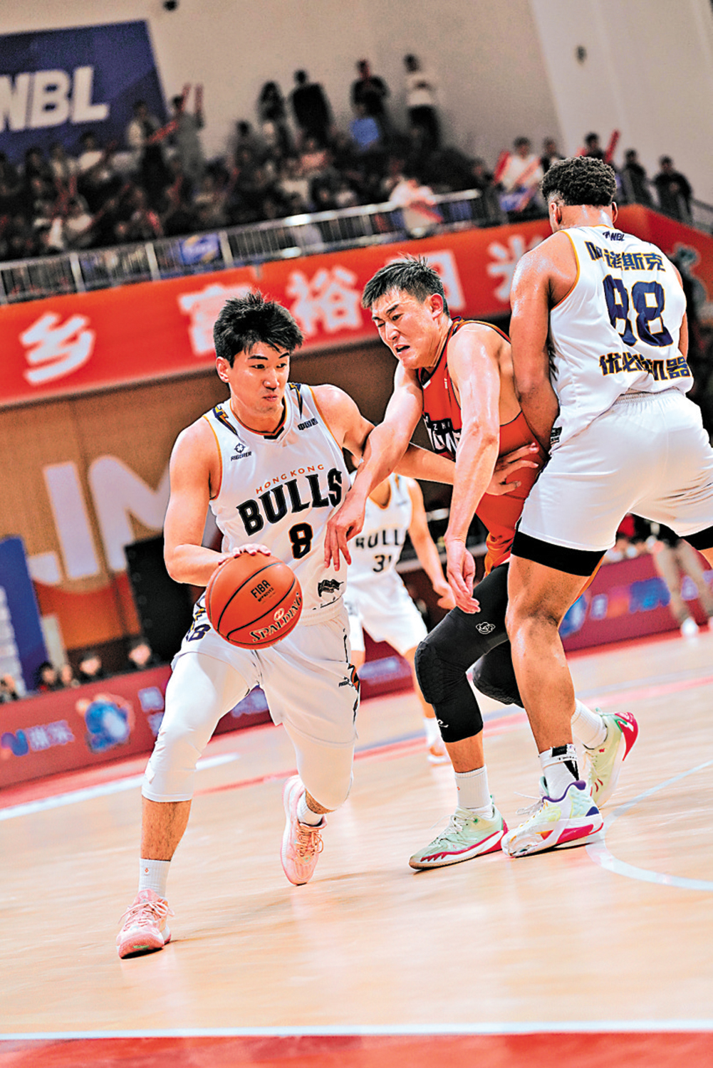 　　圖：金牛男籃球員唐才育（左）帶球進攻。