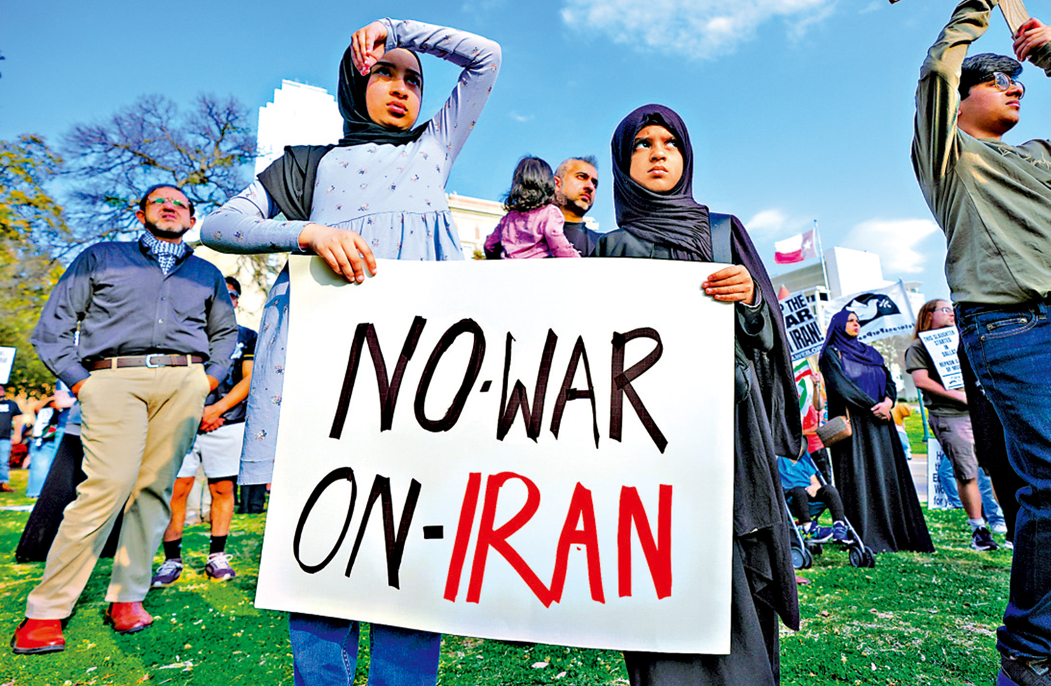 　　圖：民眾在美國達拉斯市示威，抗議美以對伊朗發動戰爭。\美聯社