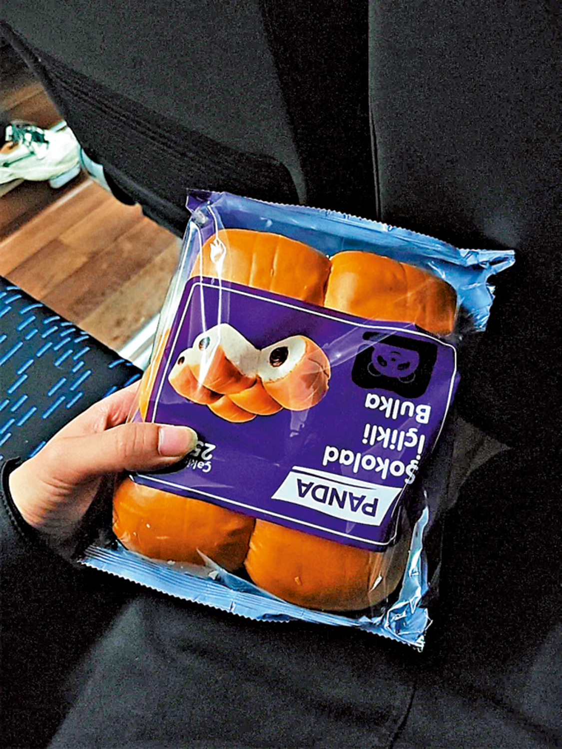 　　圖：中國駐阿塞拜疆大使館為撤離華人準備的麵包。\受訪者提供