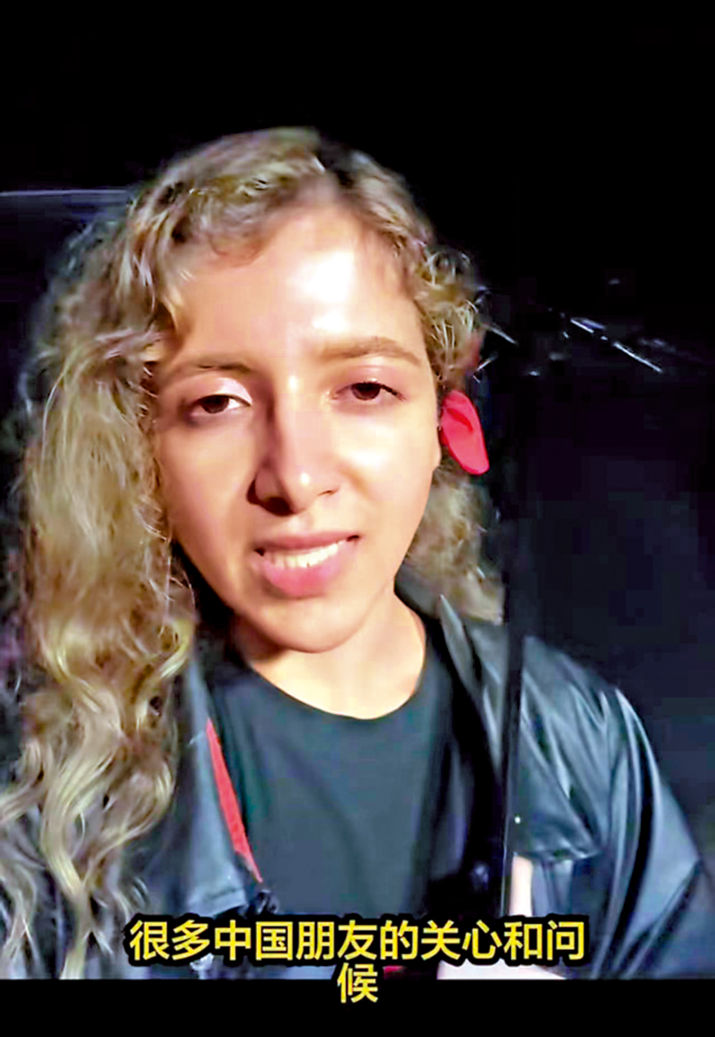 　　圖：在華伊朗留學生伊諾發布視頻，表達了對家鄉和親人的深切擔憂。\網絡圖片