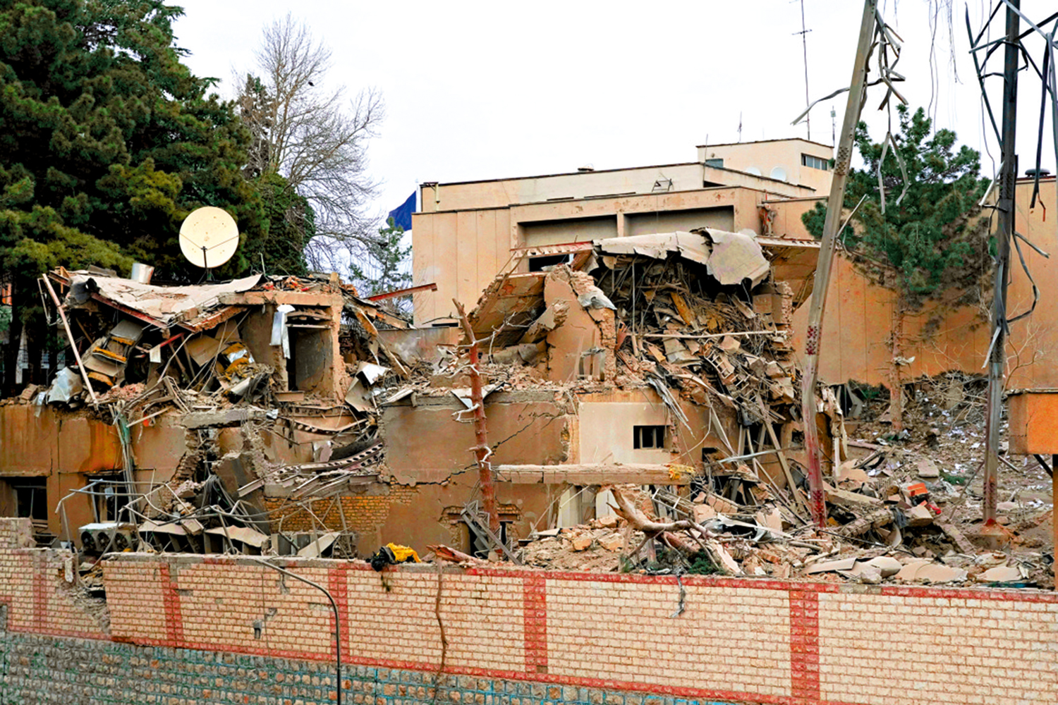 　　圖：伊朗德黑蘭國家電視台通訊塔1日遭遇空襲，嚴重受損。\美聯社