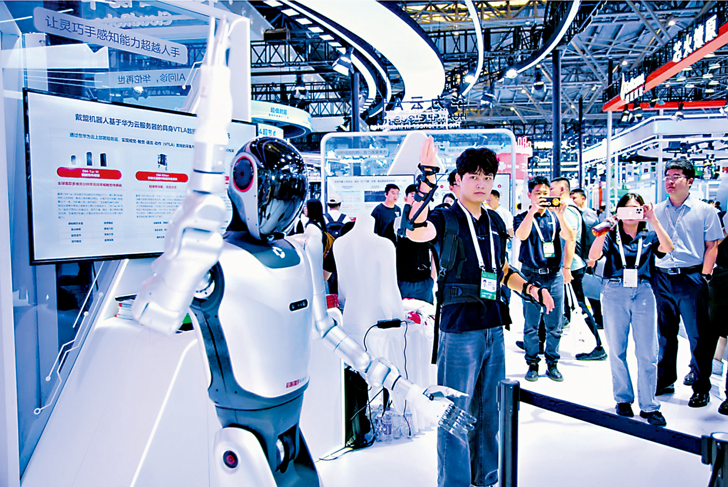 　　圖：「深圳│香港│廣州」已成為全球第一大創新集群。圖為從香港科技大學實驗室走出的深企戴盟機器人的產品。