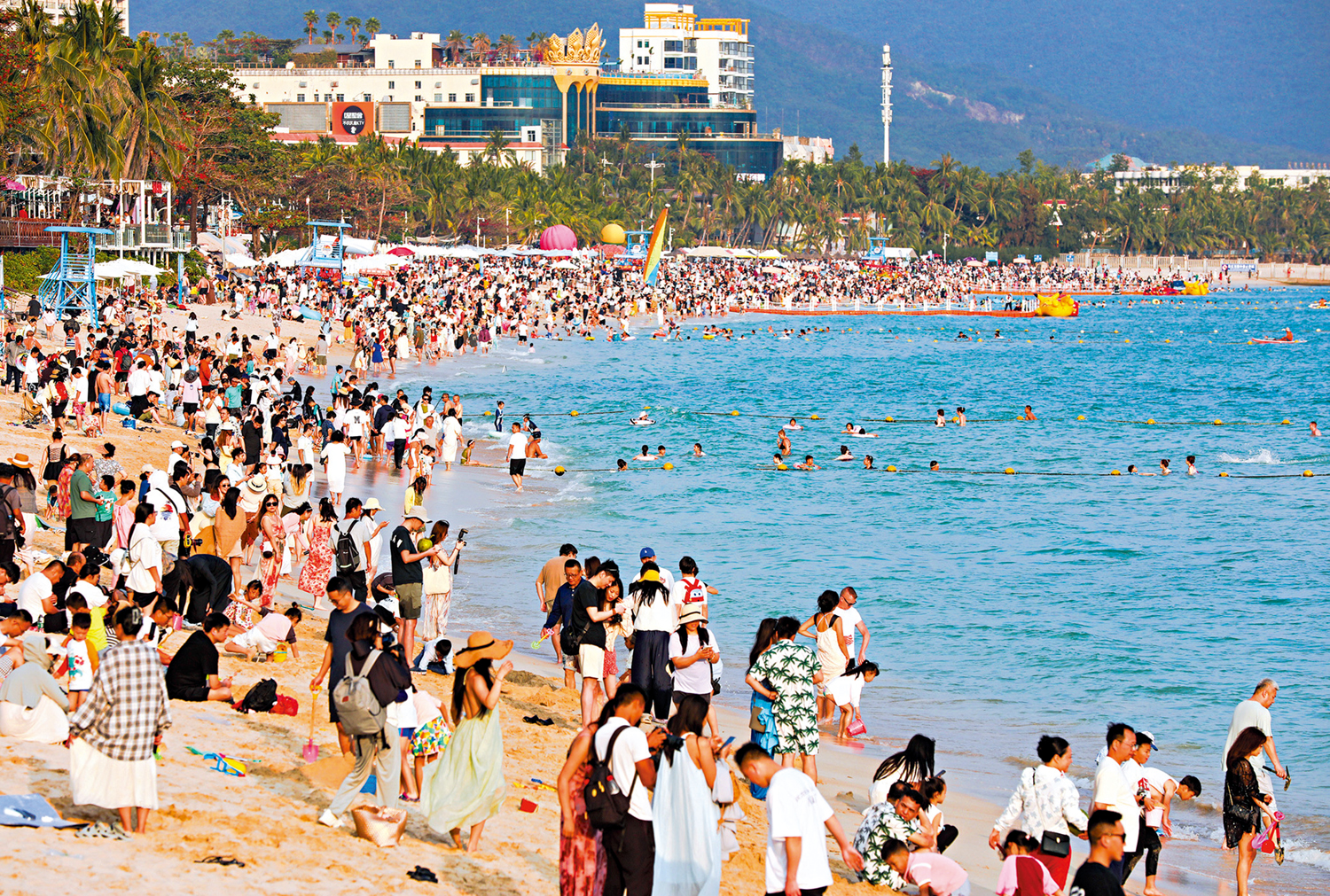 　　圖：讓休息更有底氣，讓消費更具活力，湖北、貴州、河南等地在今年初地方兩會將「落實帶薪錯峰休假」寫入政府工作報告。圖為今年春節期間，海南省三亞市大東海旅遊度假區人頭攢動。 新華社