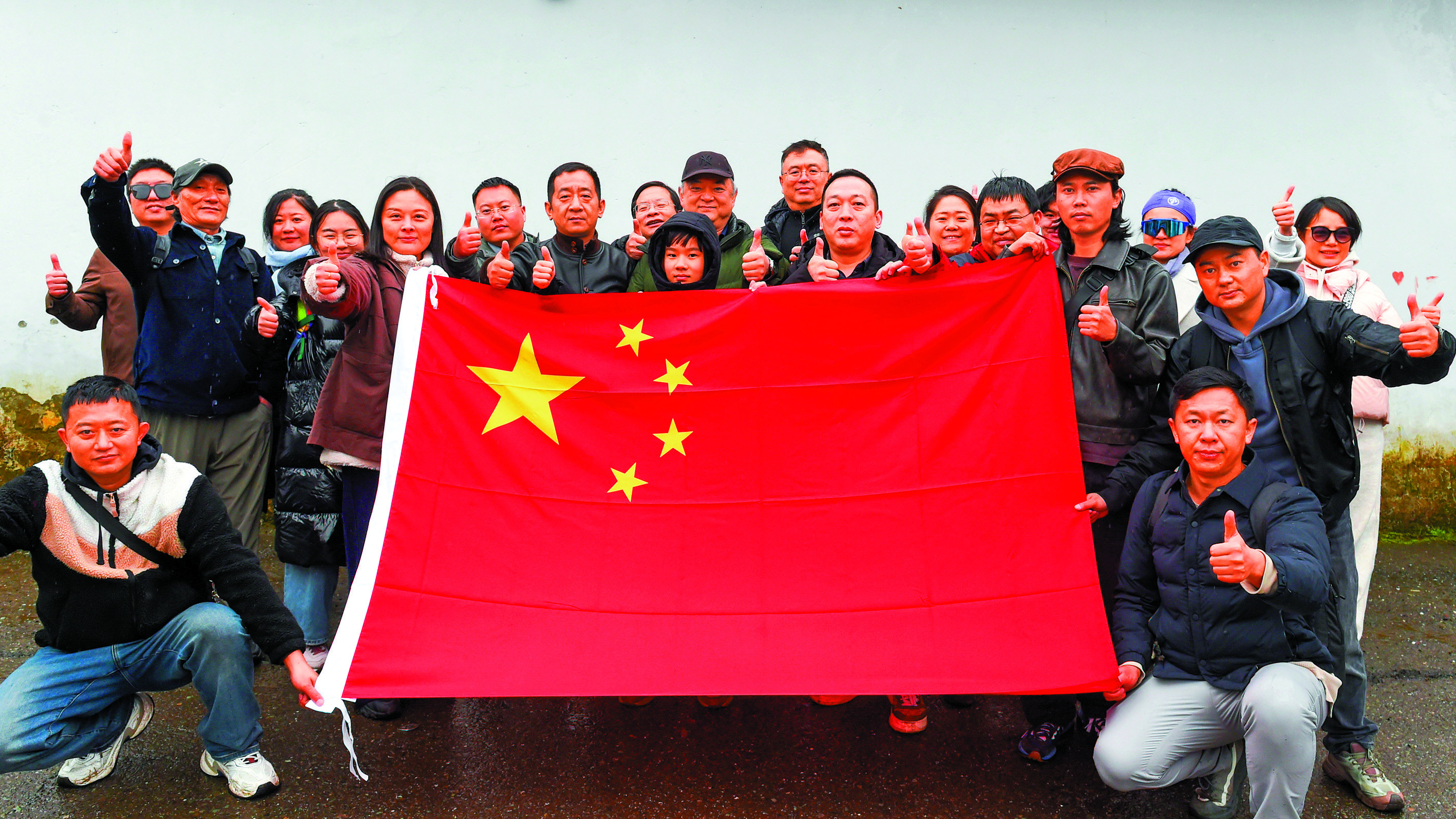 　　圖：3月1日，從伊朗撤離的中國公民在阿塞拜疆南部阿斯塔拉口岸合影。\新華社