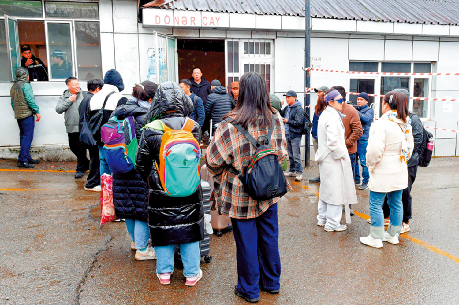 　　圖：3月1日，從伊朗撤離的中國公民在阿斯塔拉口岸集合，準備乘坐大巴赴阿塞拜疆首都巴庫。\新華社