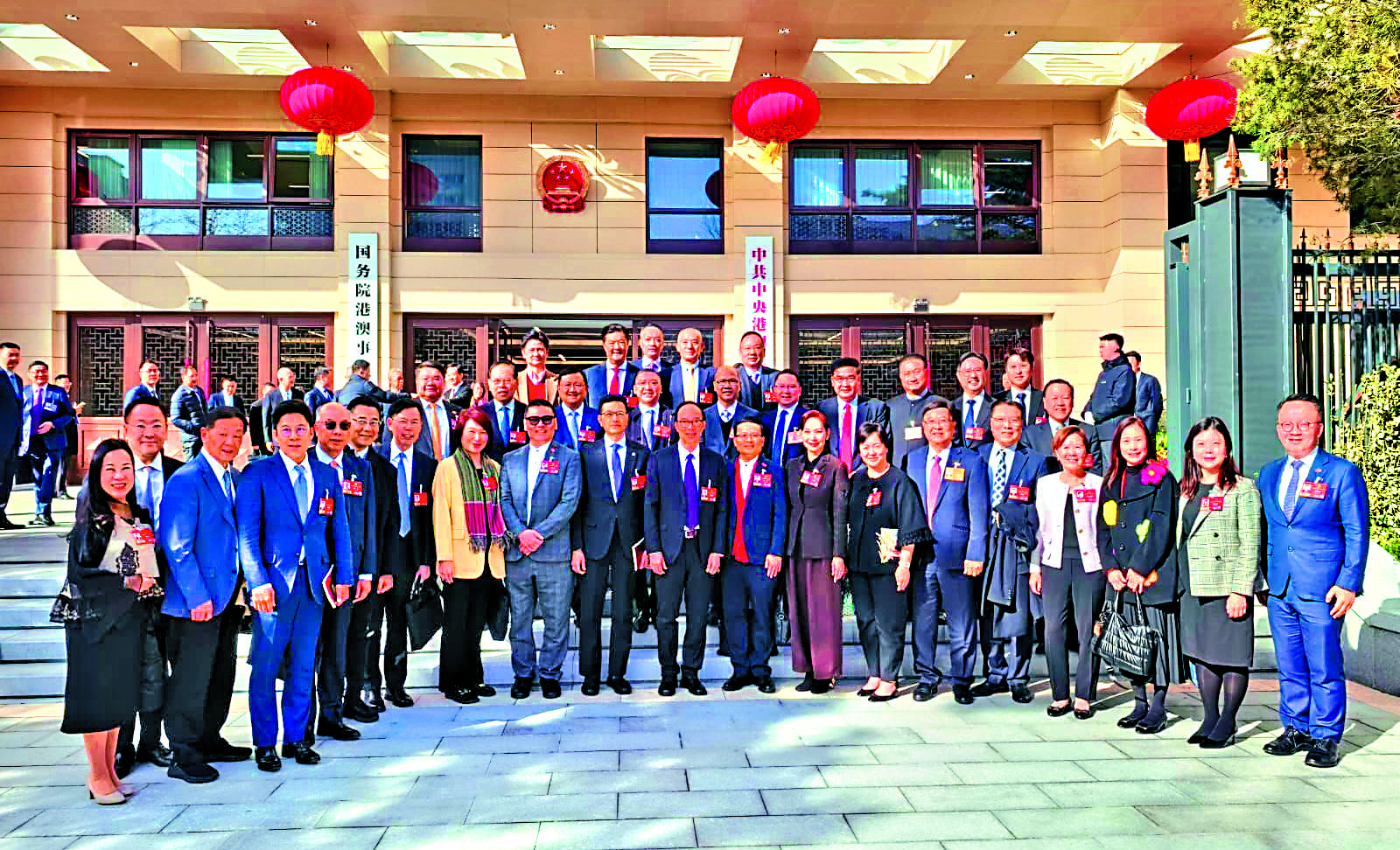 　　圖：一眾港區全國人大代表、政協委員參觀港澳辦新辦公樓。