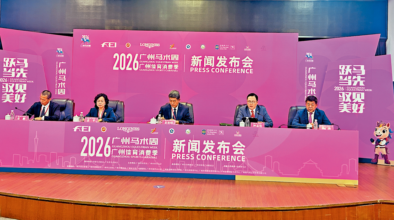 　　圖：鍾嘉銘（右二）在廣州出席宣傳活動。\大公報記者敖敏輝攝