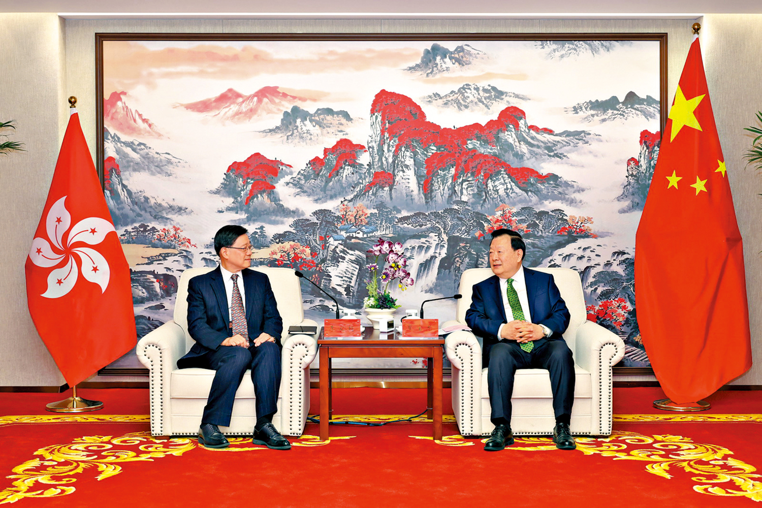 　　圖：3月4日上午，中央港澳工作辦公室主任、國務院港澳事務辦公室主任夏寶龍在北京會見來京列席十四屆全國人大四次會議開幕會的香港特別行政區行政長官李家超。\國務院港澳辦圖片