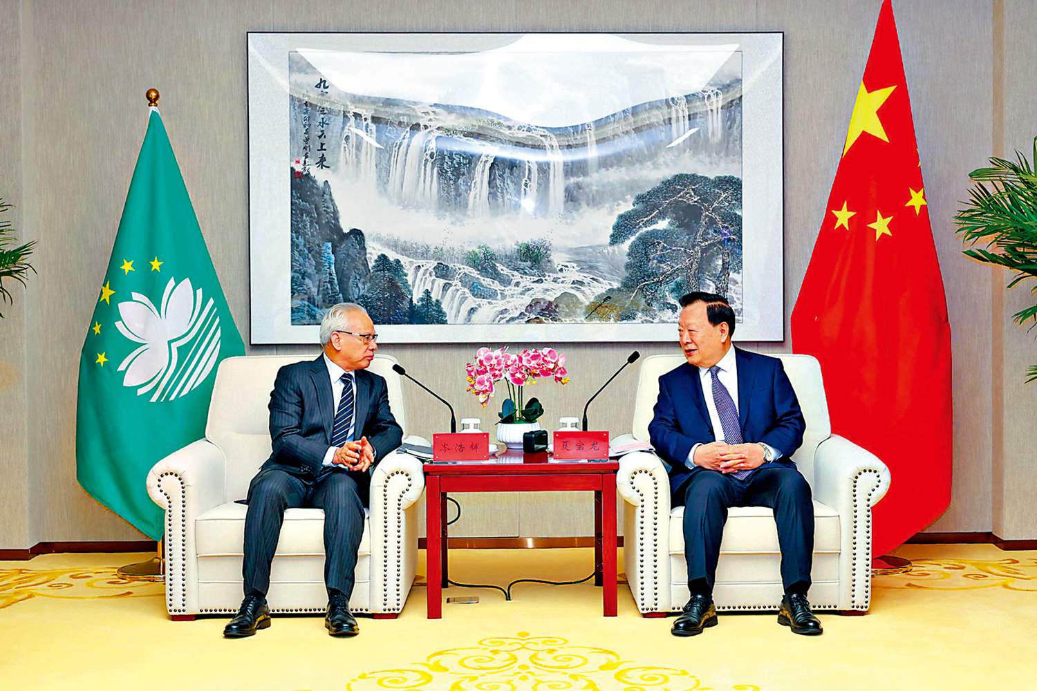 　　圖：3月4日上午，中央港澳工作辦公室主任、國務院港澳事務辦公室主任夏寶龍在北京會見來京列席十四屆全國人大四次會議開幕會的澳門特別行政區行政長官岑浩輝。\國務院港澳辦圖片