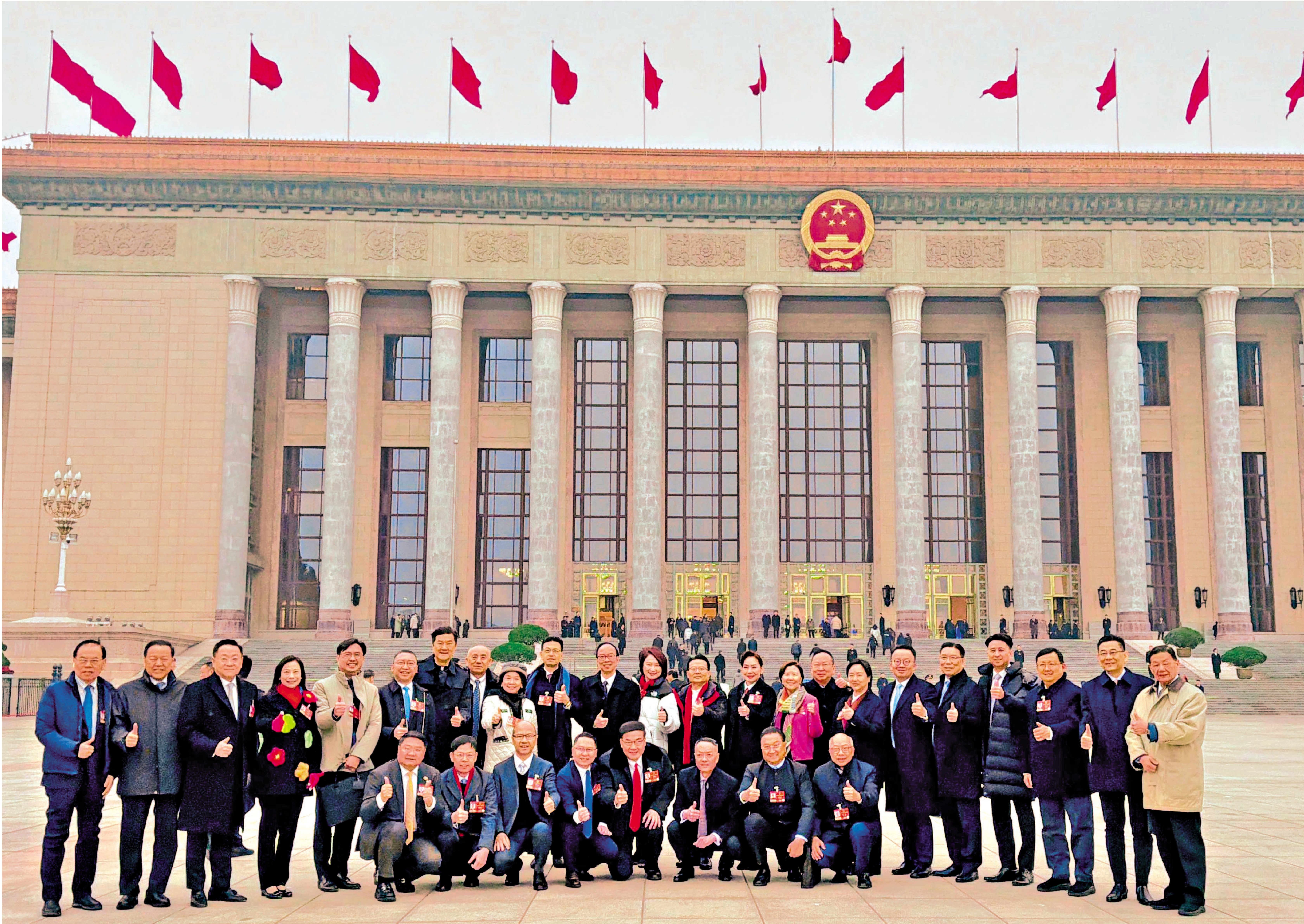 　　圖：三月四日上午，十四屆全國人大四次會議舉行預備會議，港區全國人大代表團出席。圖為代表們在人民大會堂前合照。