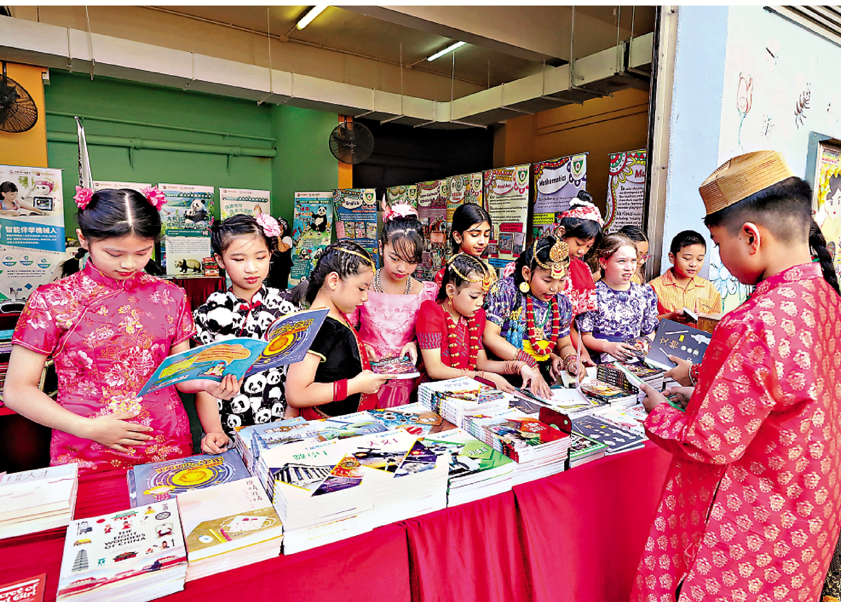 　　圖：香港少數族裔學生翻閱介紹中國歷史及當代國情的出版物。/作者攝