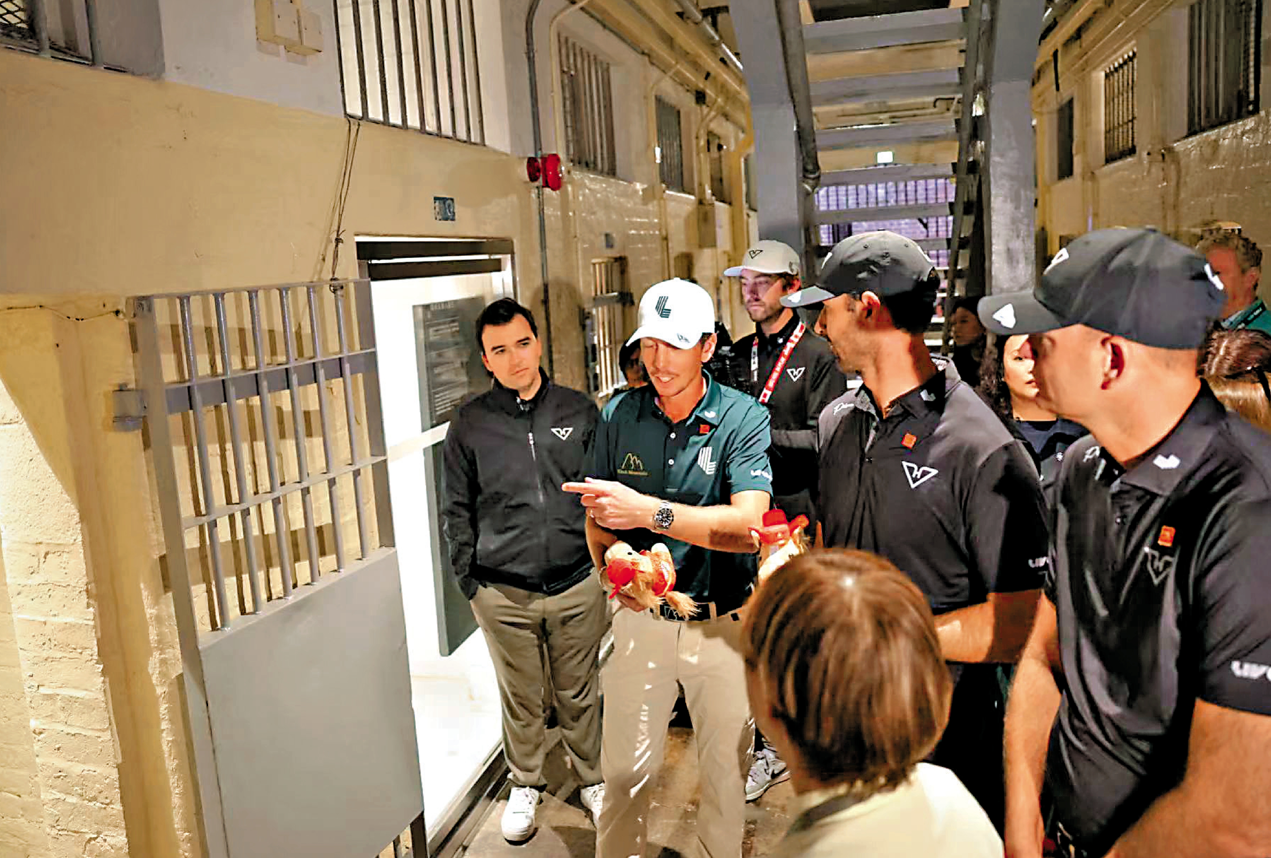 　　圖：4名球星參觀大館內的監倉，留下深刻印象。\大公文匯全媒體記者郭正謙攝