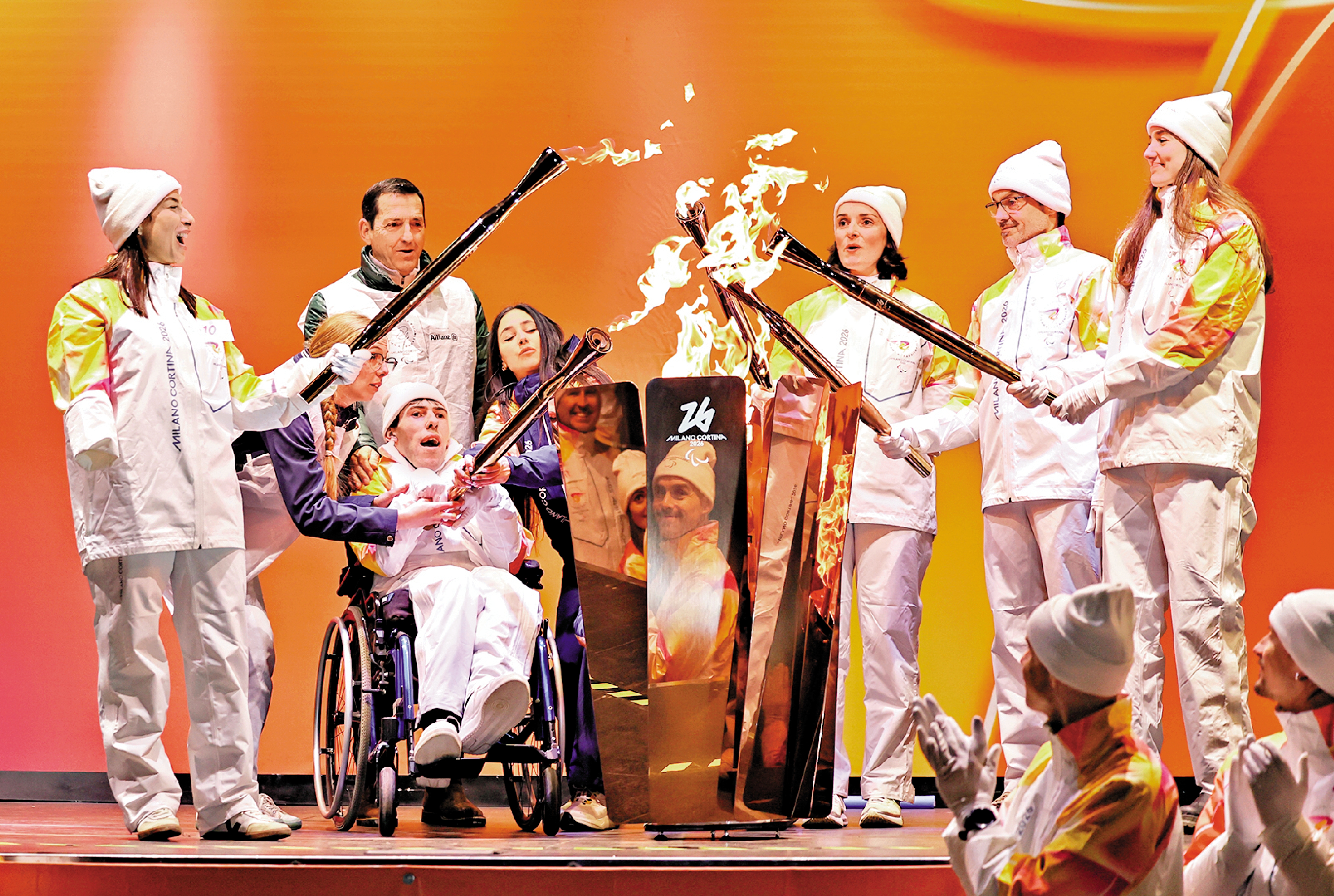 　　圖：火炬手共同點燃火種台。\新華社