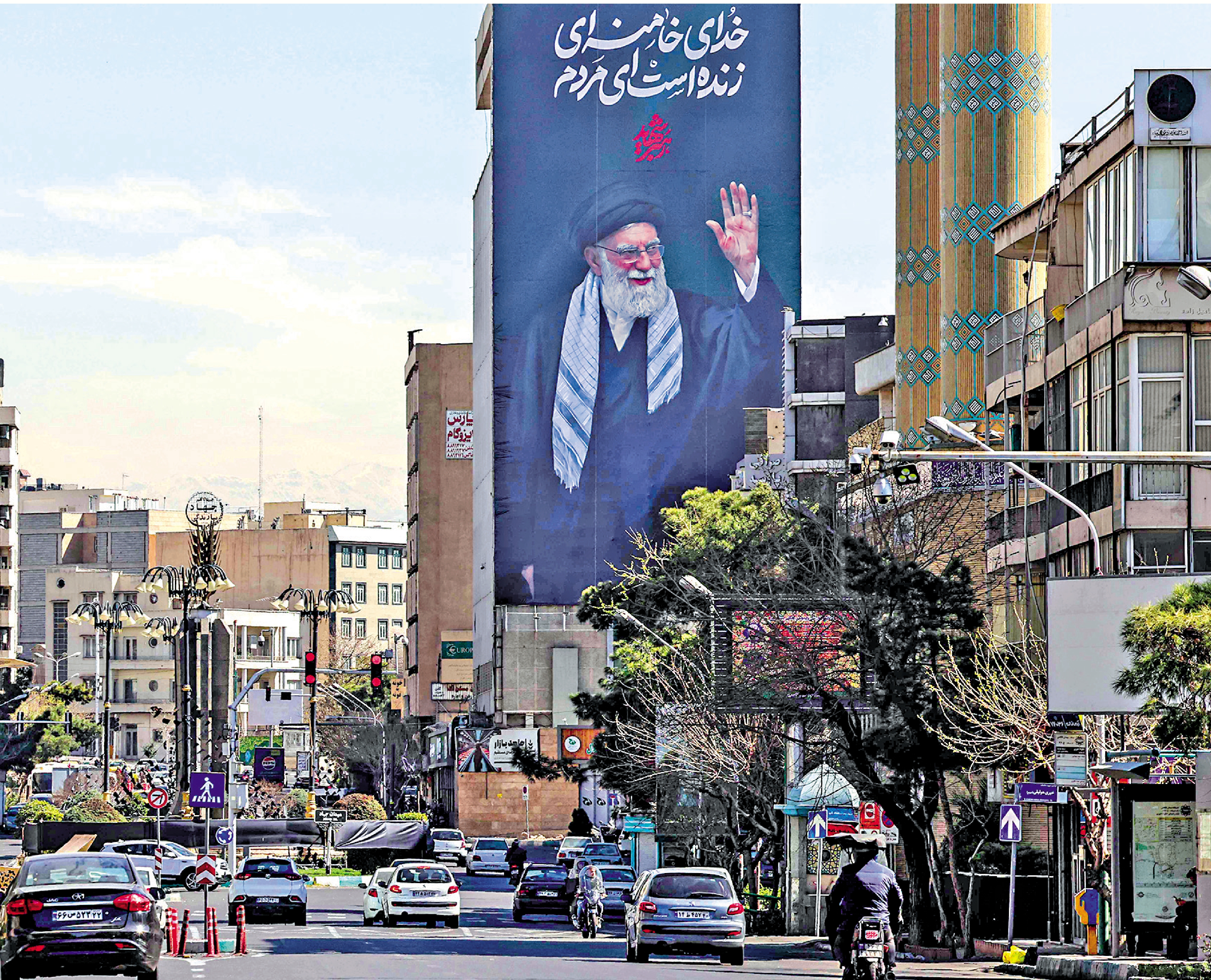 　　圖：伊朗德黑蘭市區悼念哈梅內伊的廣告牌。\法新社