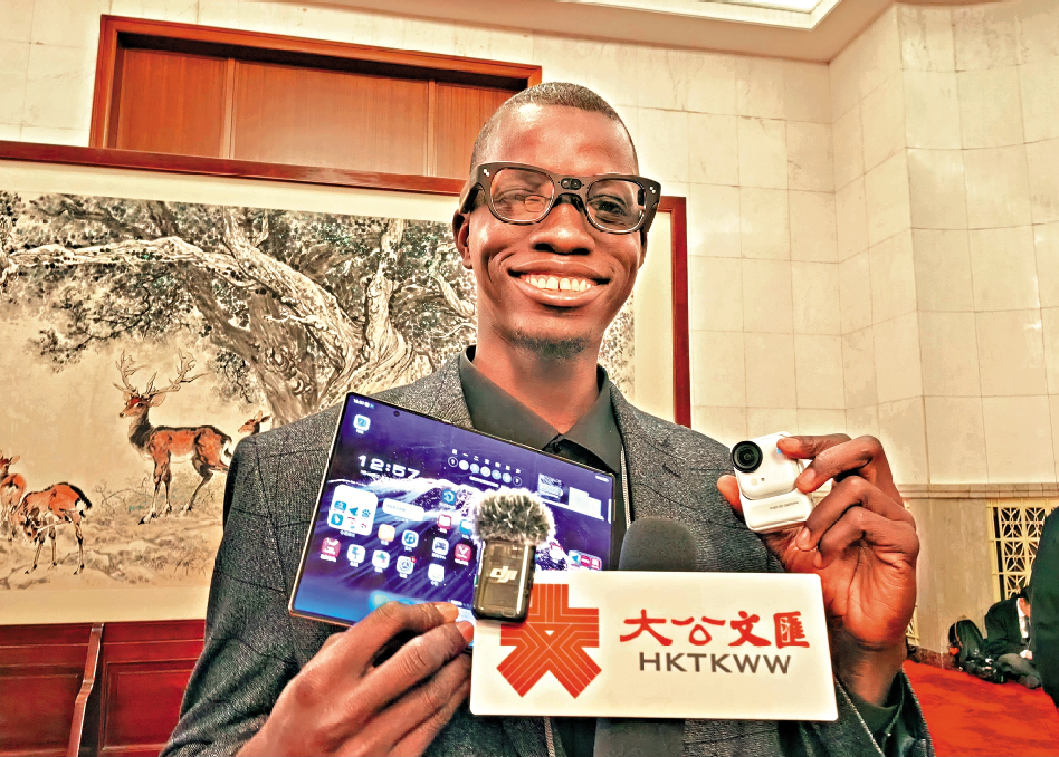 　　圖：西非岡比亞QTV記者奧斯曼·賈塔點讚中國科技成果。\大公報記者郭若溪攝